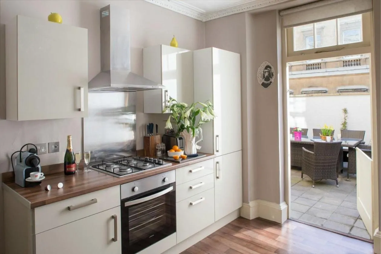 Kitchen or kitchenette in Harington's Apartments - Trim Street, Hot tub