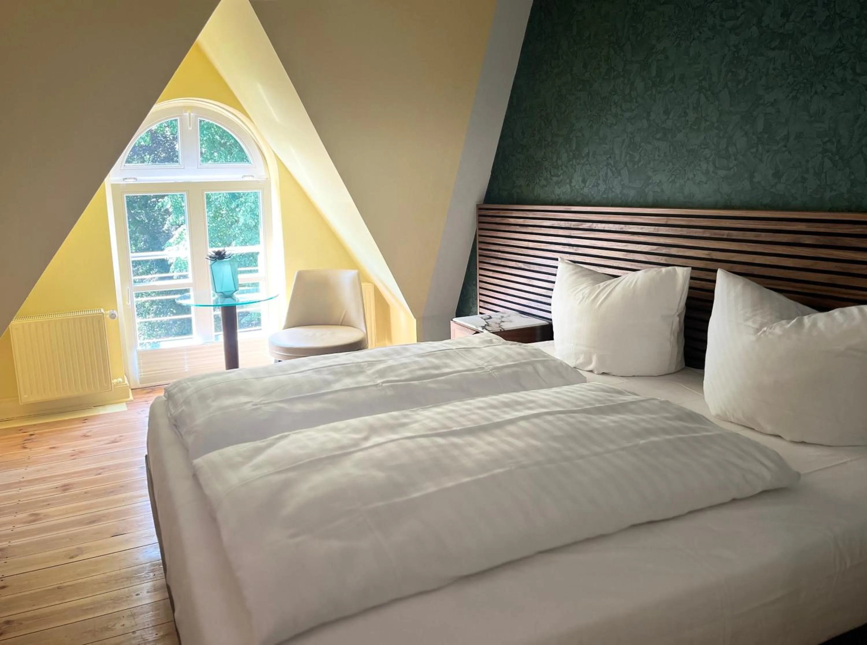 Bed in Stuckhotel Fettehenne