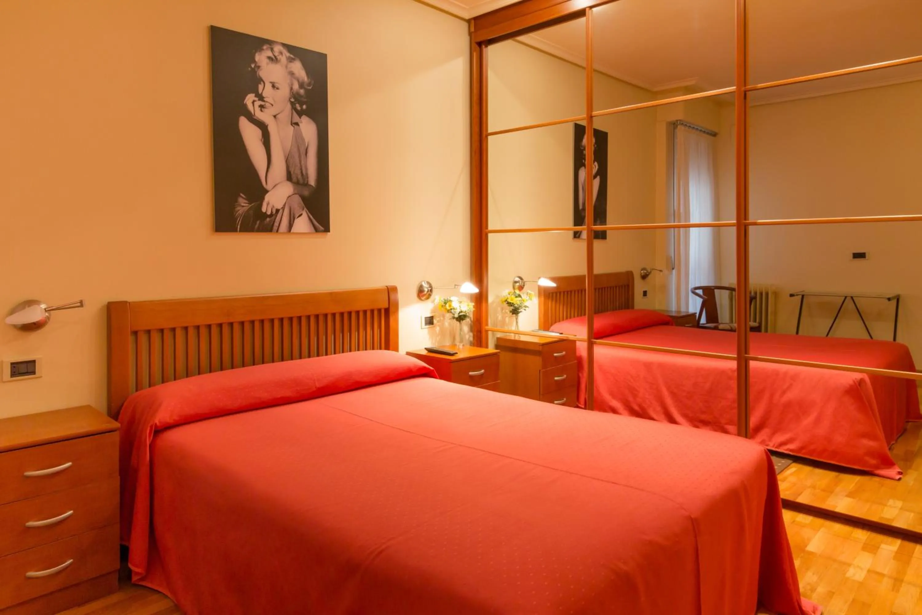 Photo of the whole room, Bed in Pension Logroño