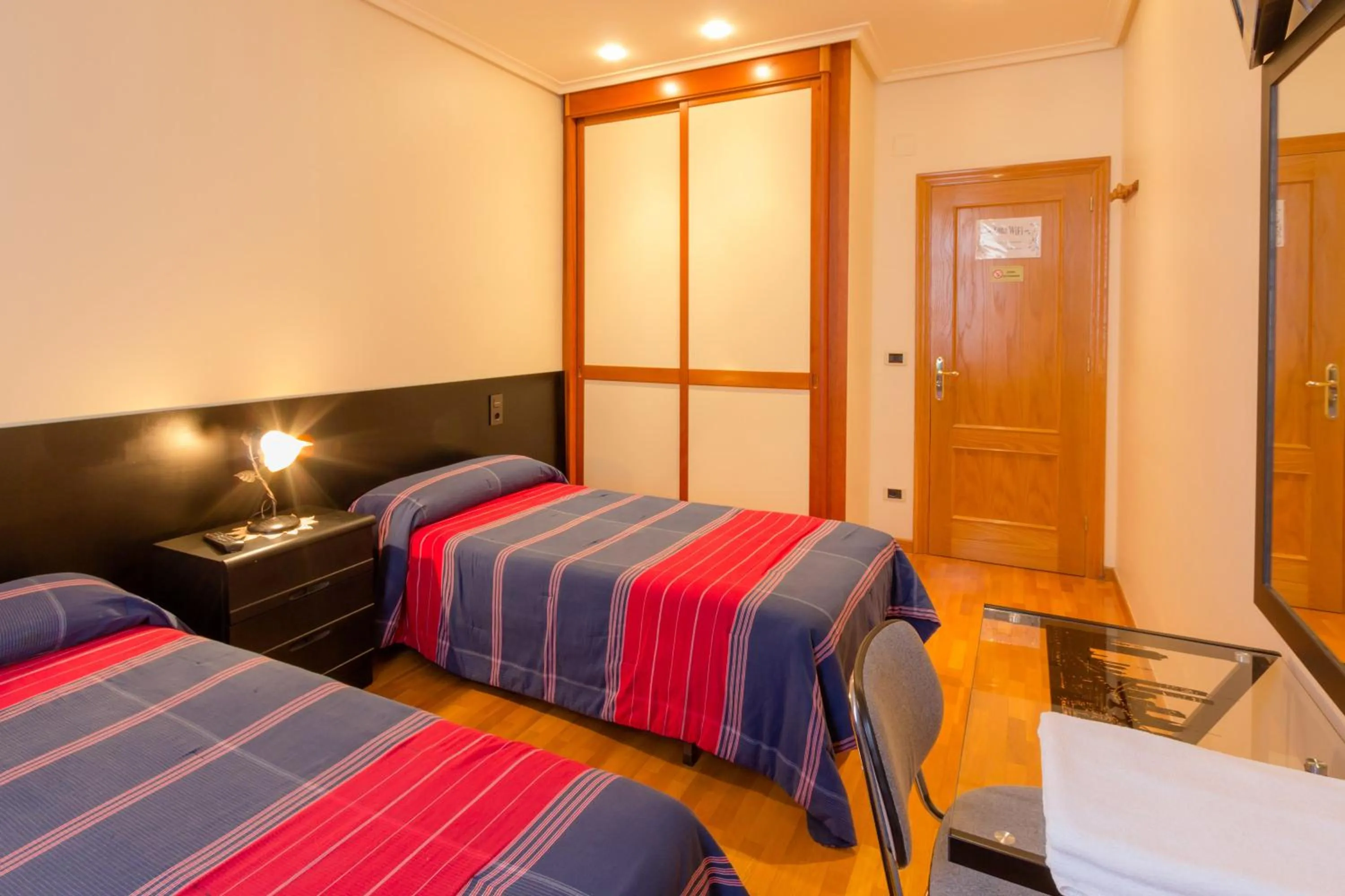 Photo of the whole room, Bed in Pension Logroño