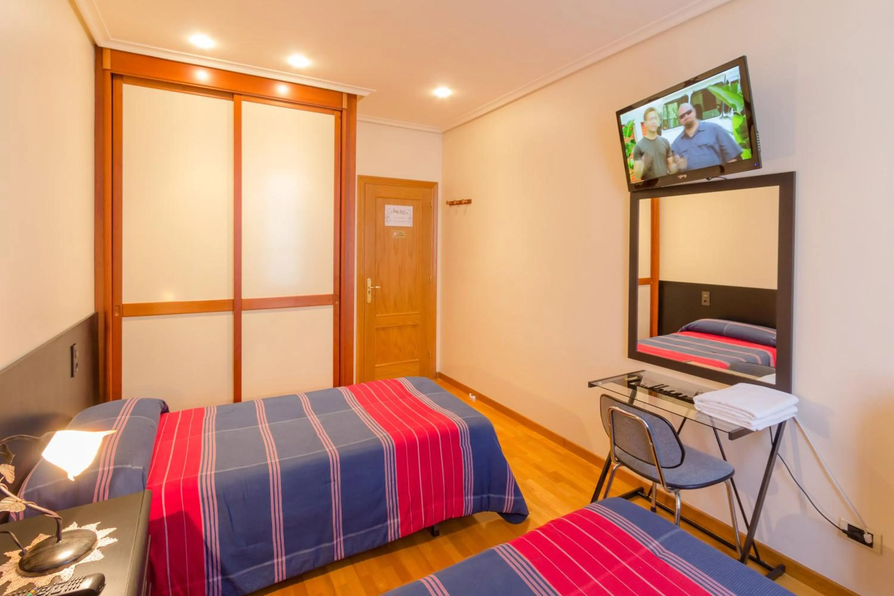 Photo of the whole room, Bed in Pension Logroño