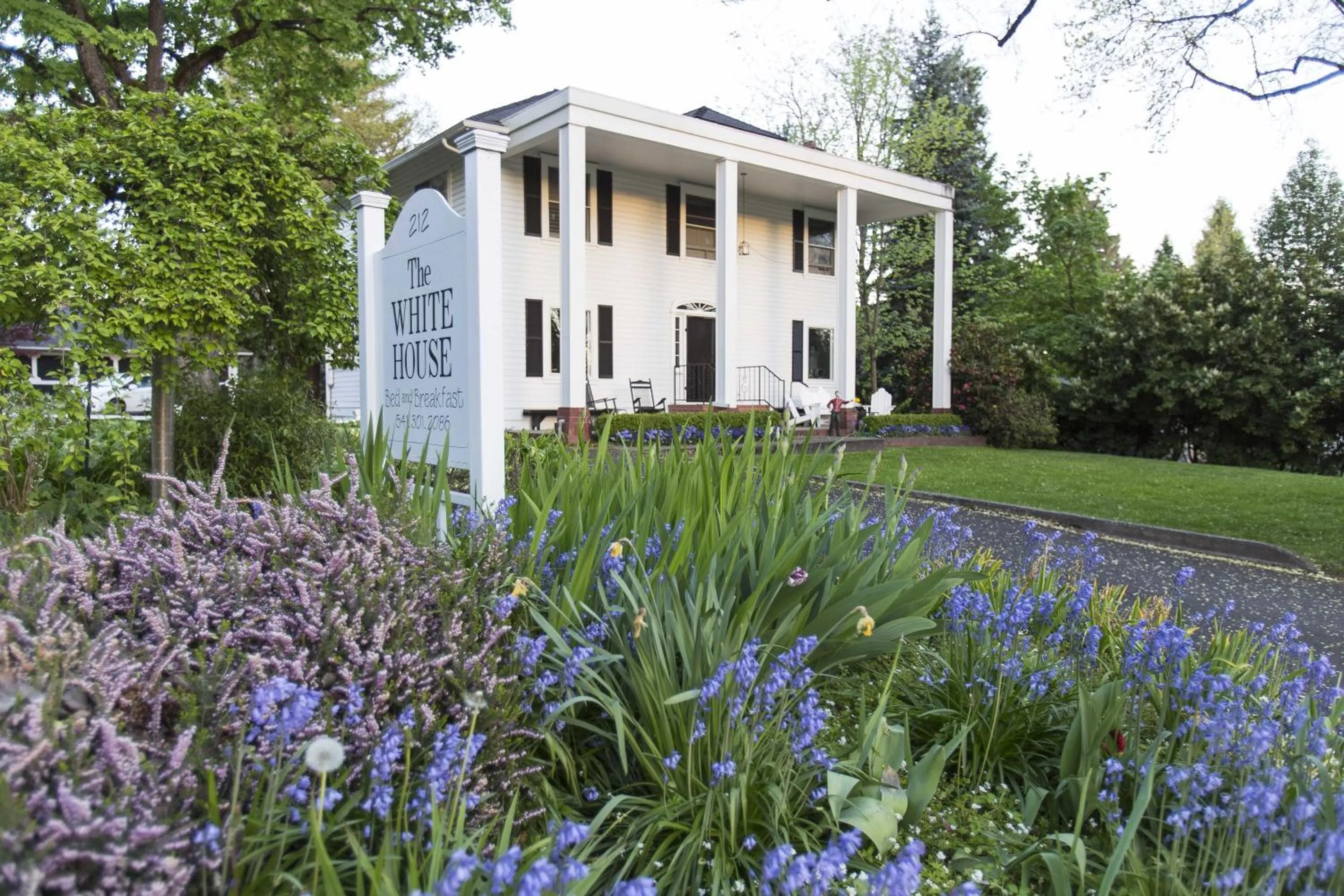 Facade/entrance in The White House Bed and Breakfast
