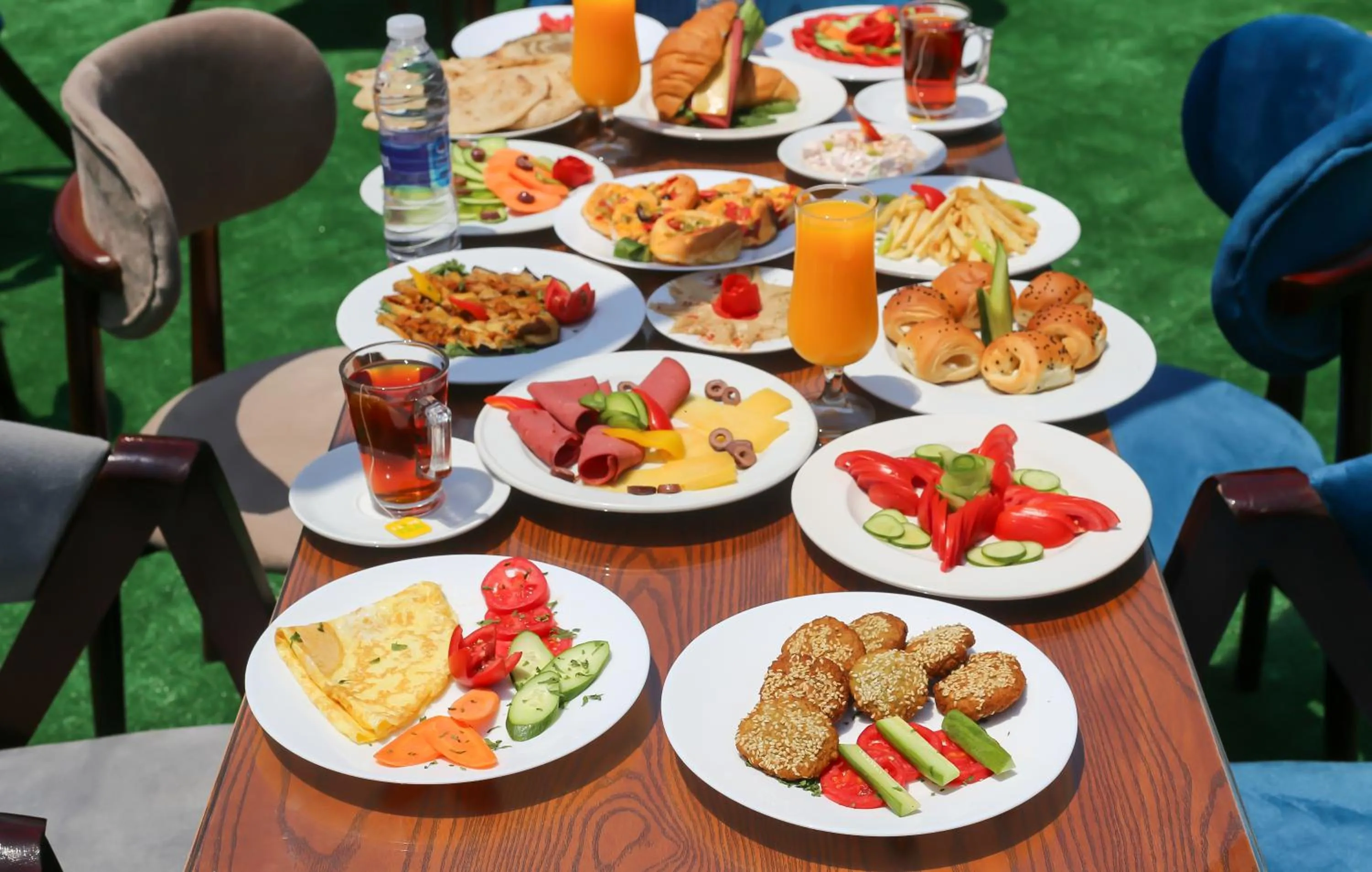 Food and drinks in Happy View Inn