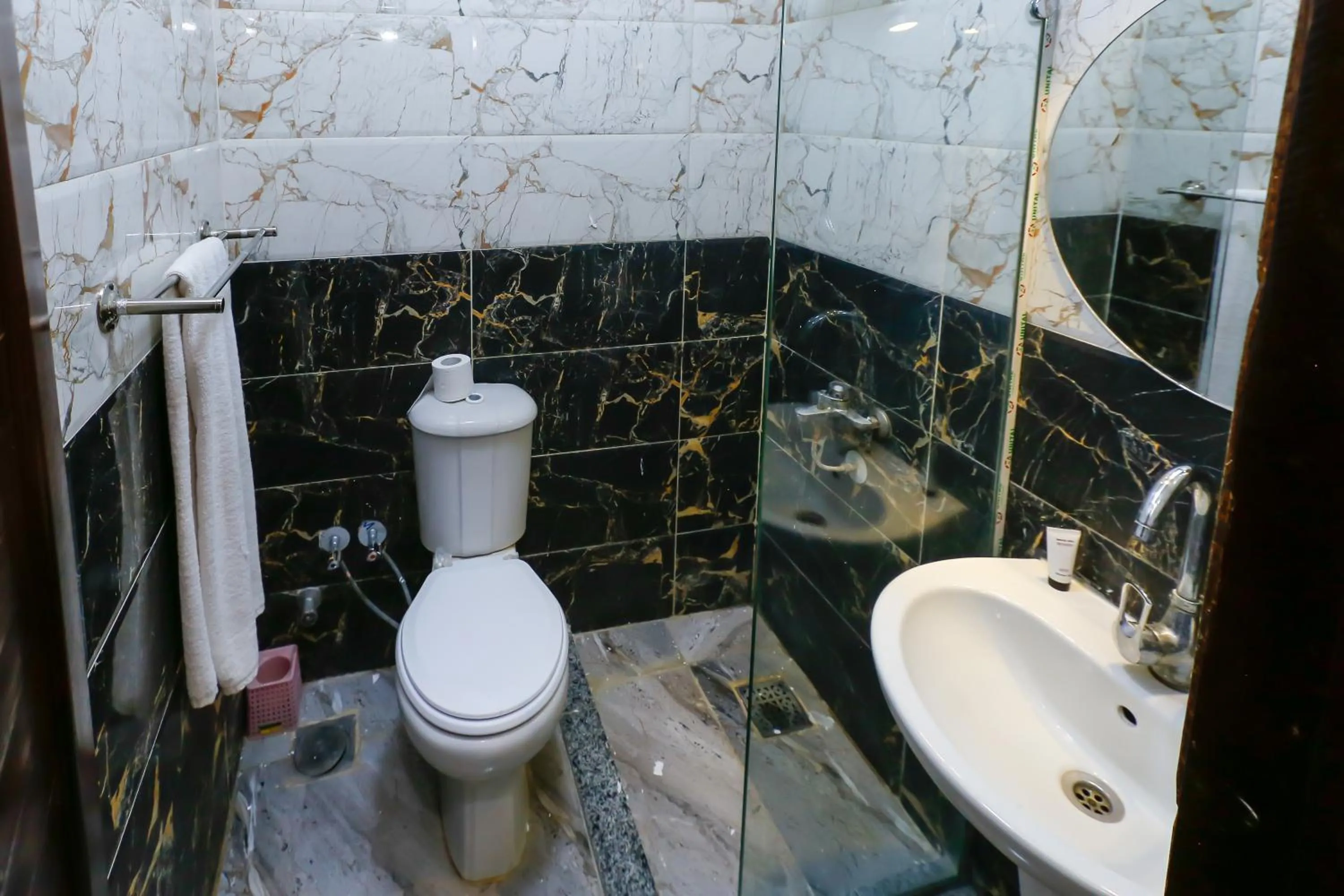 Hot Tub in Happy View Inn