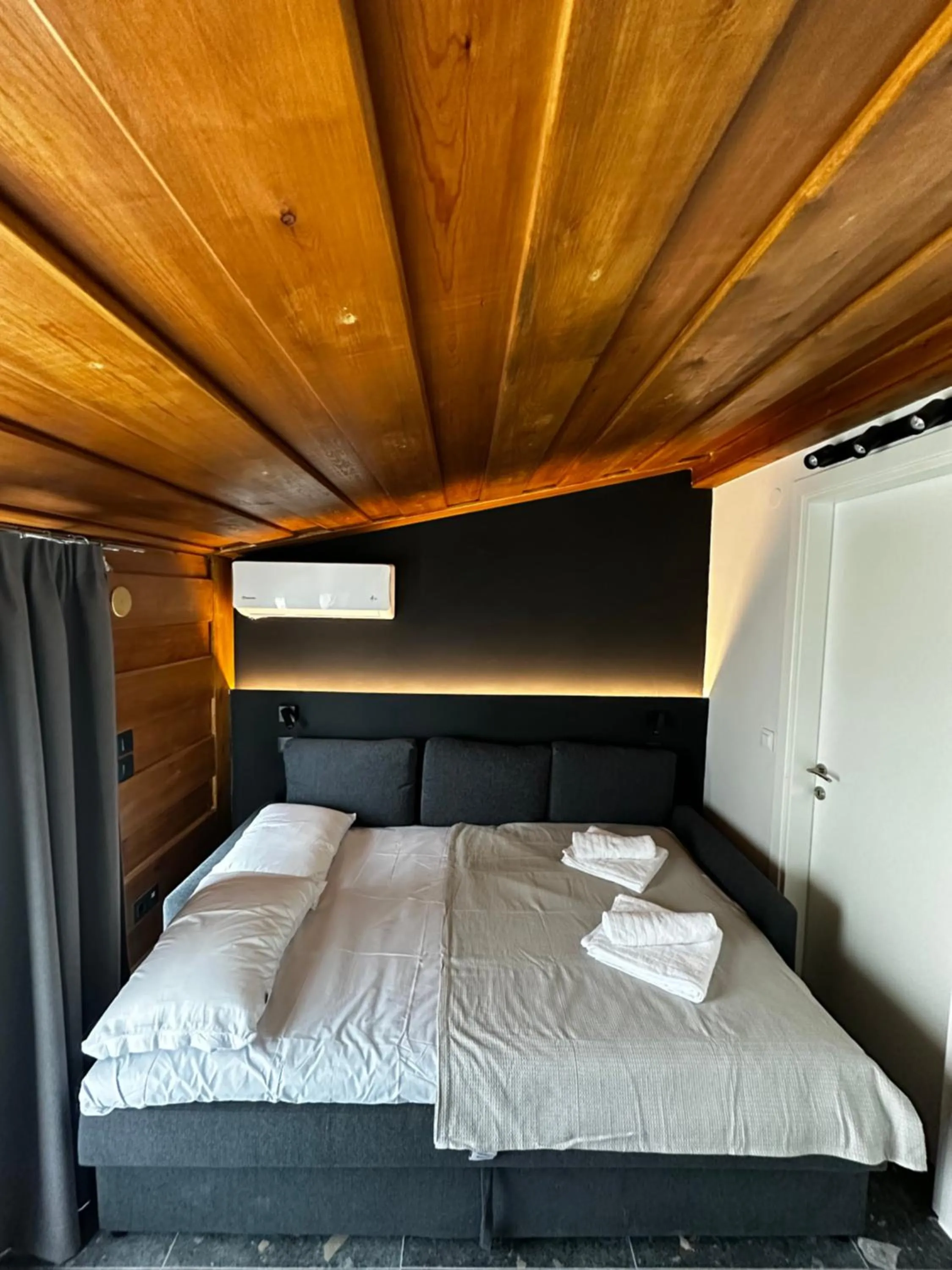 Bedroom, Bed in Lighthouse Apartments