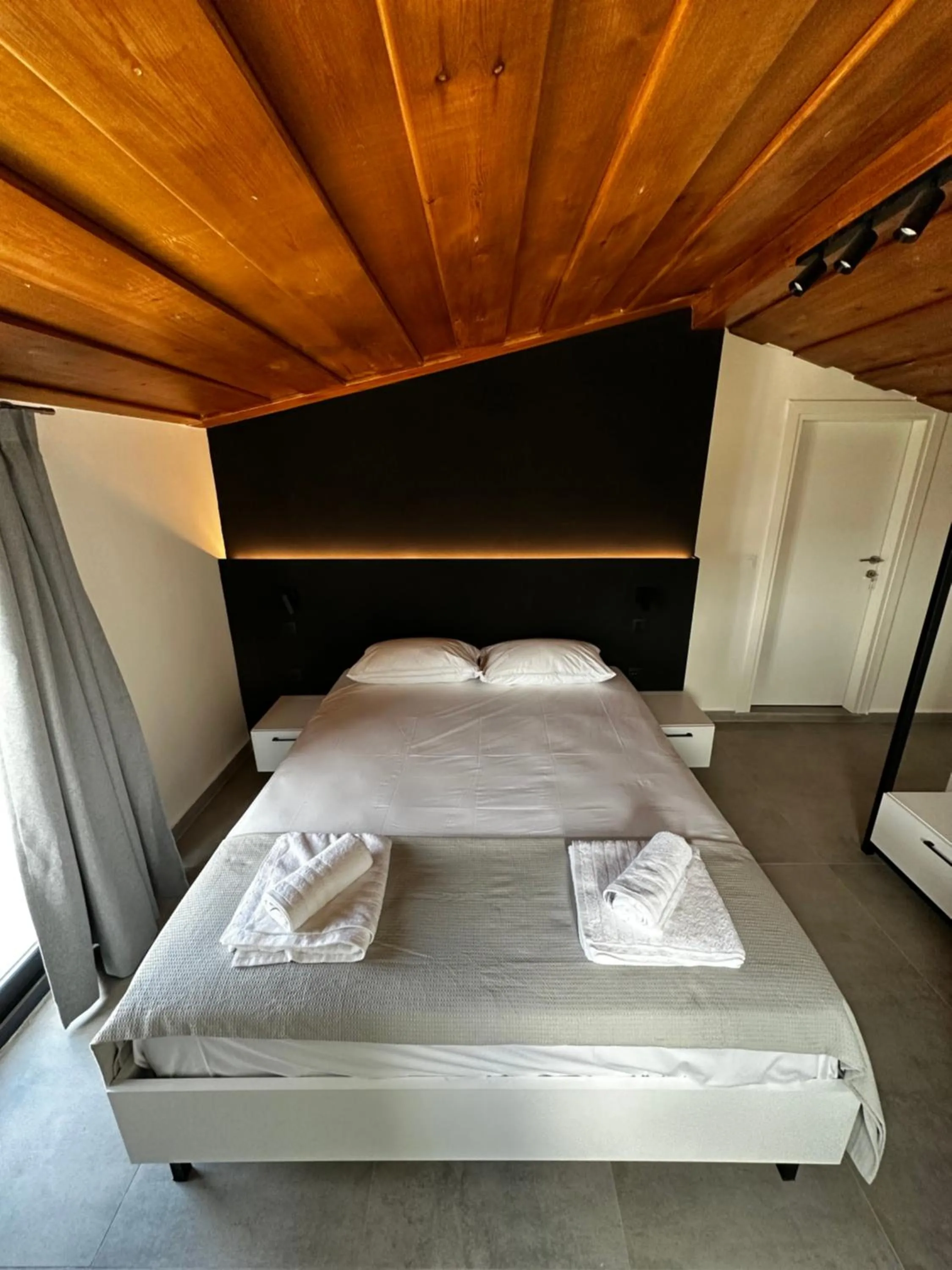 Bedroom, Bed in Lighthouse Apartments