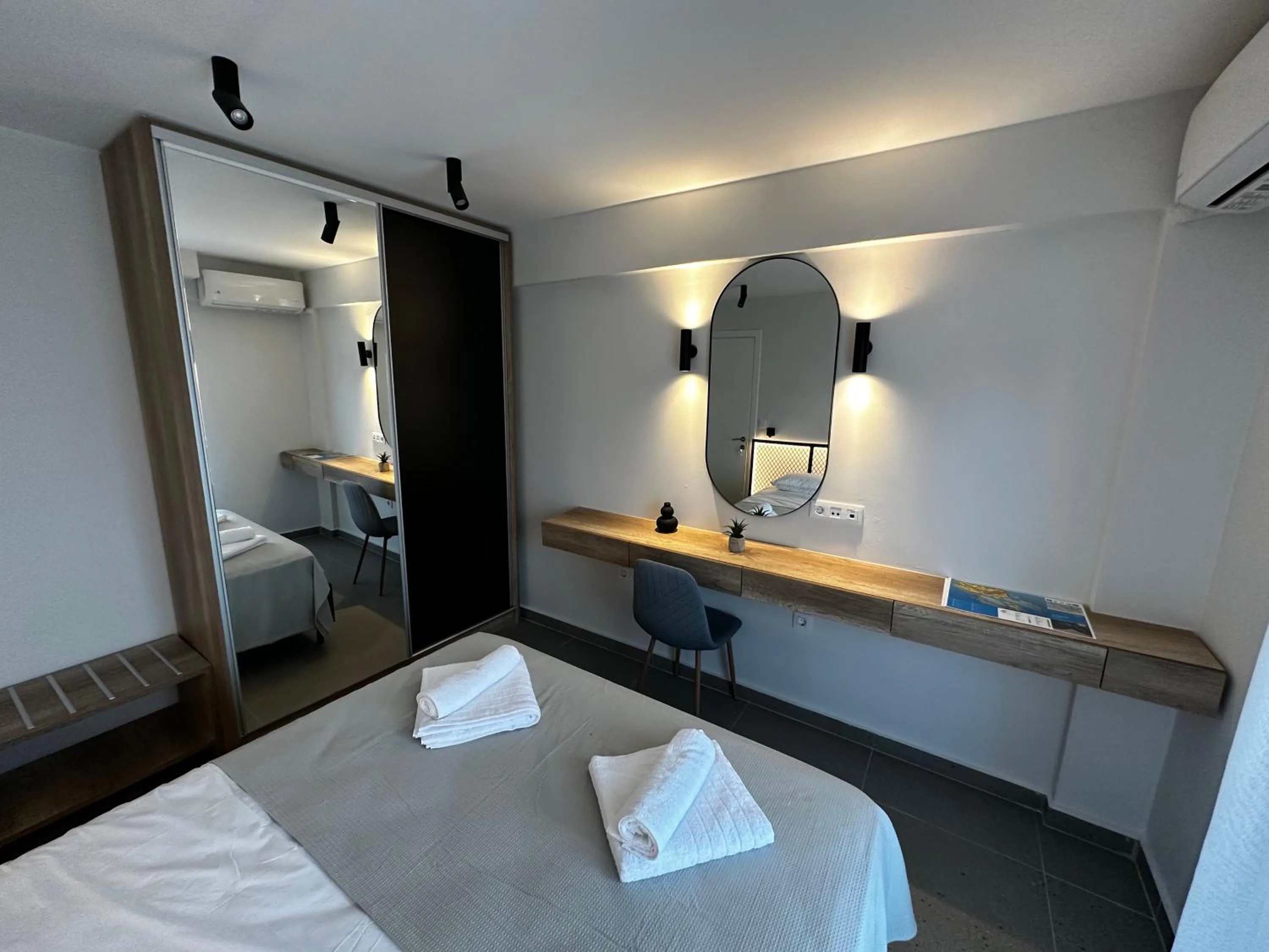 Bedroom, Bed in Lighthouse Apartments