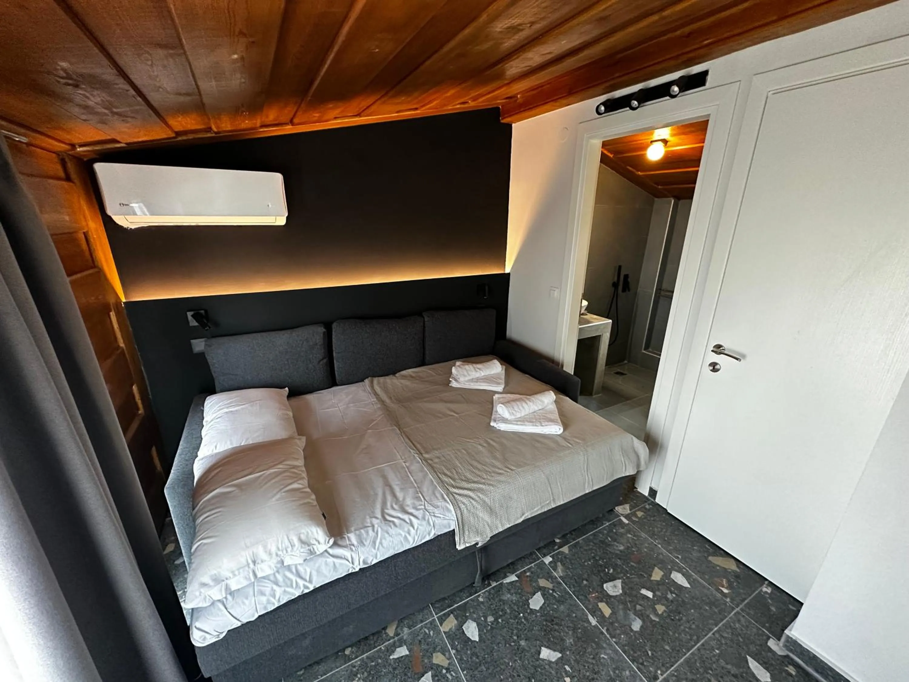 Bedroom, Bed in Lighthouse Apartments