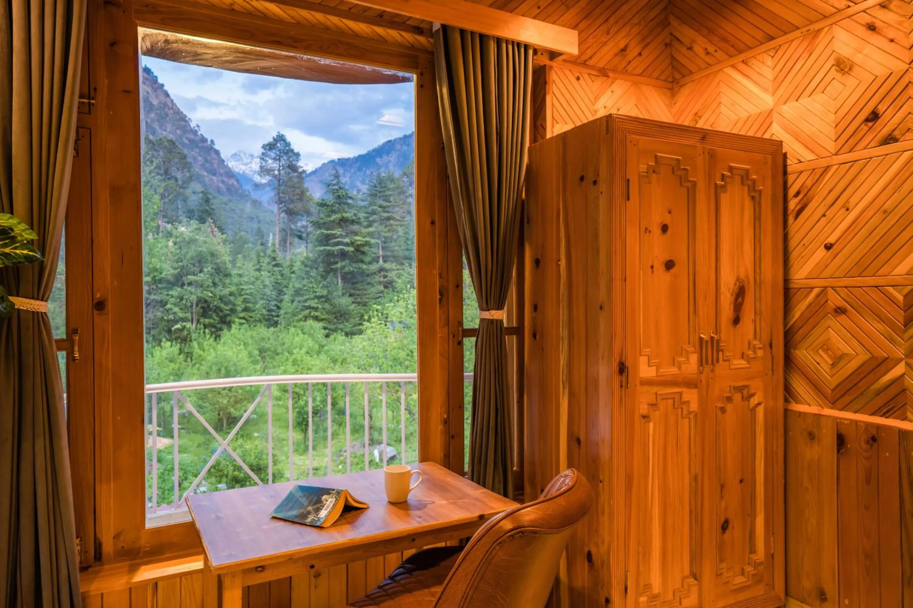 Mountain view in Zostel Kasol (Katagla)