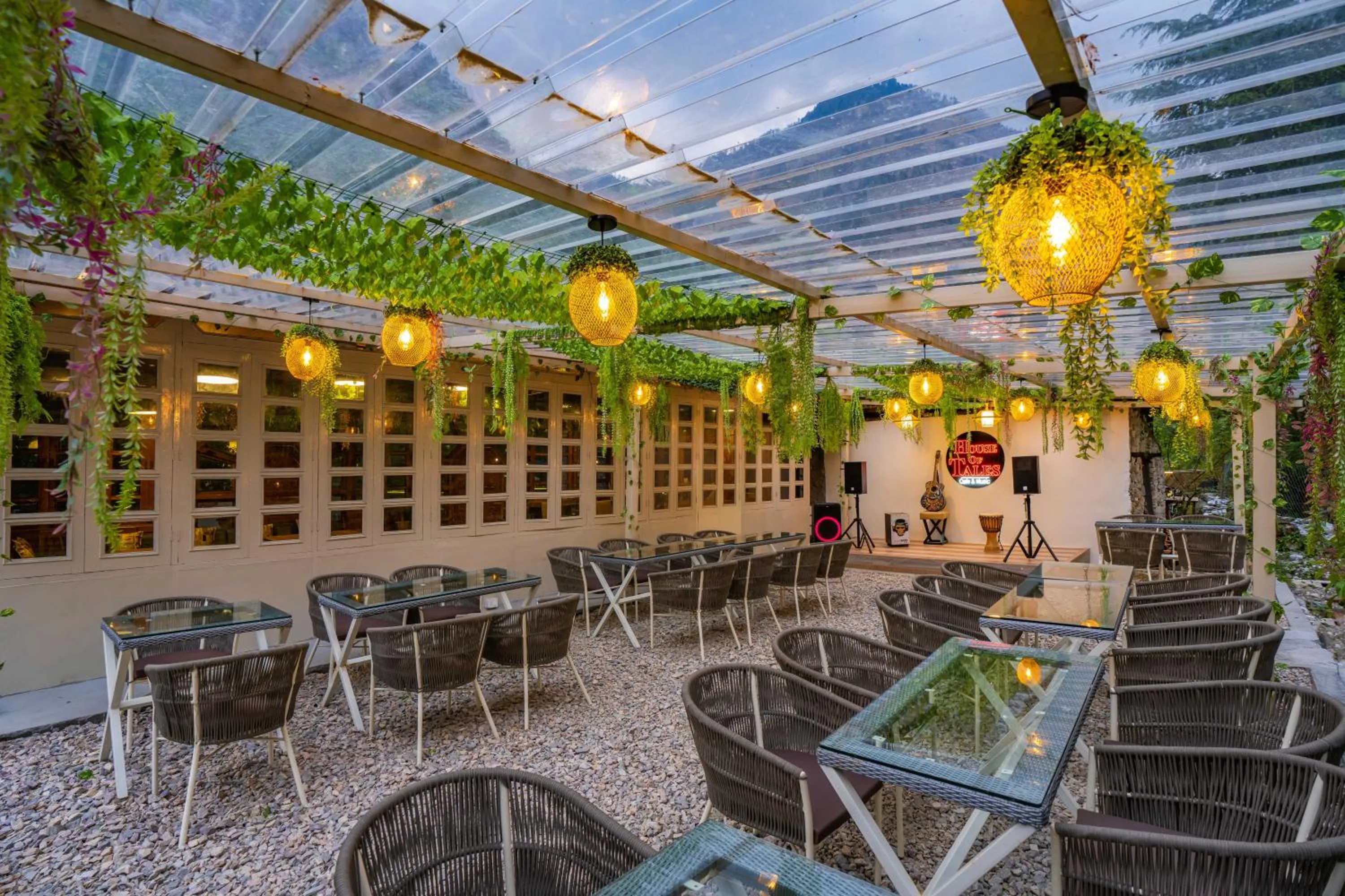 Patio in Zostel Kasol (Katagla)