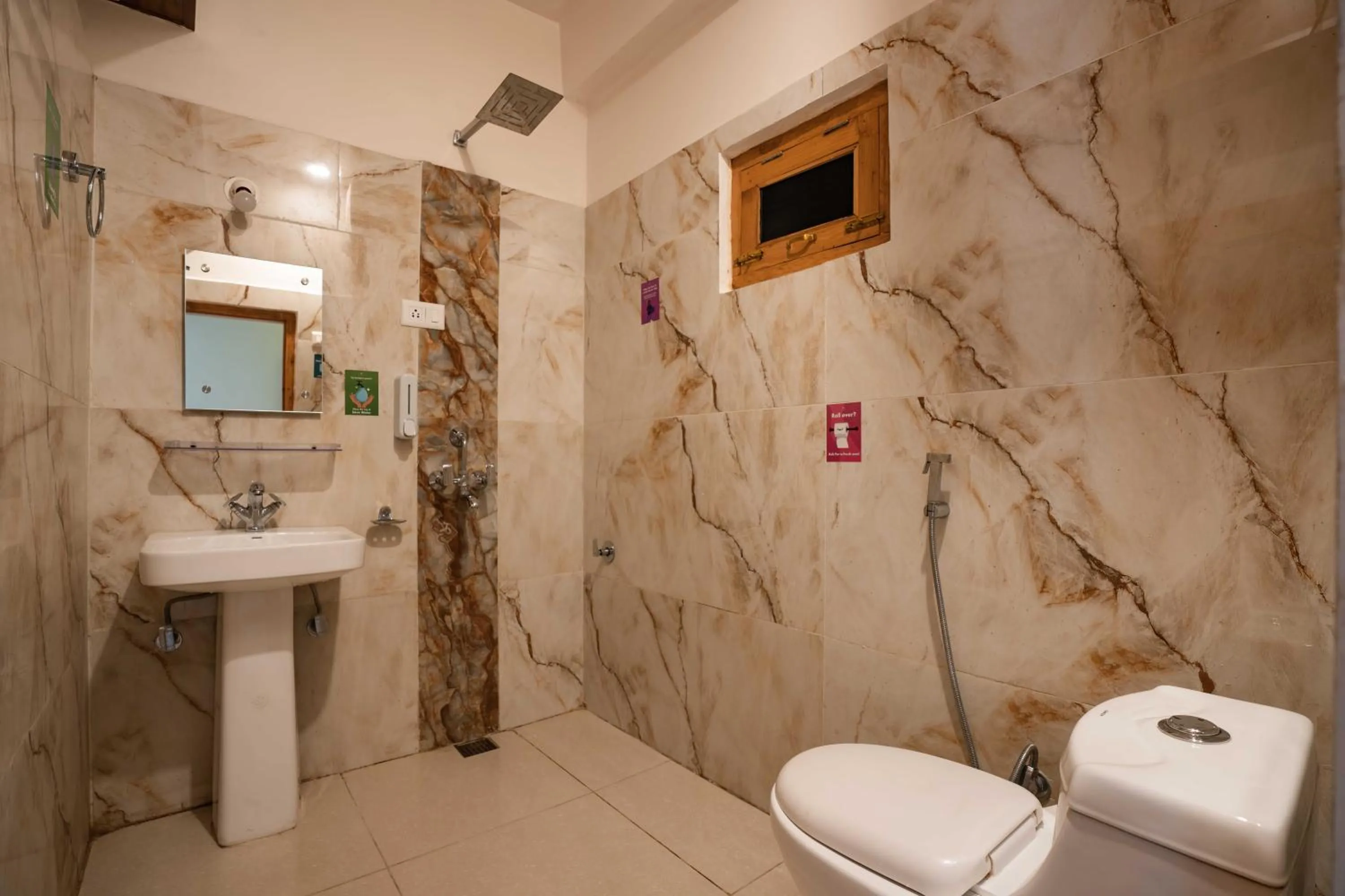 Shower in Zostel Kasol (Katagla)