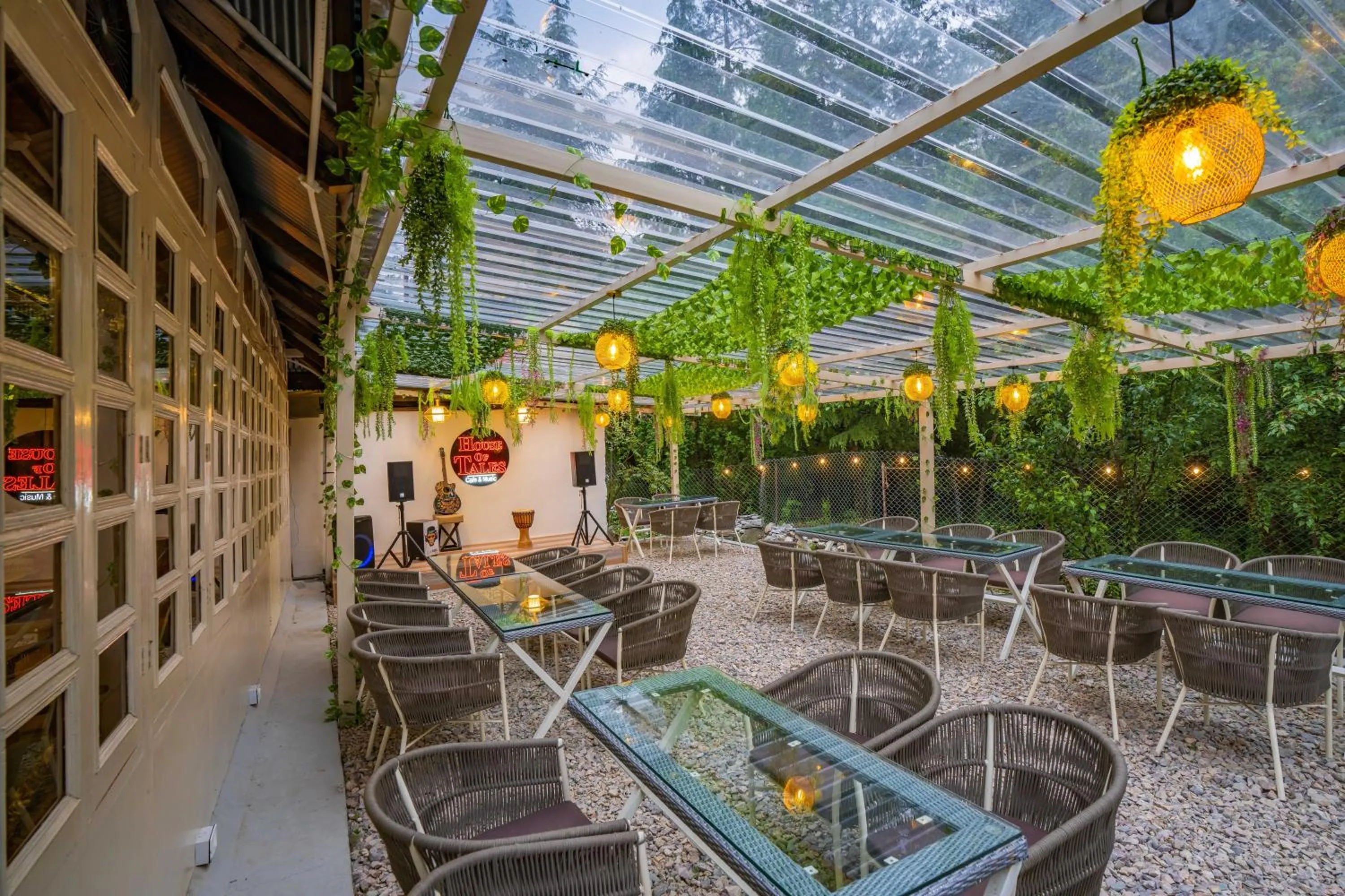 Patio in Zostel Kasol (Katagla)