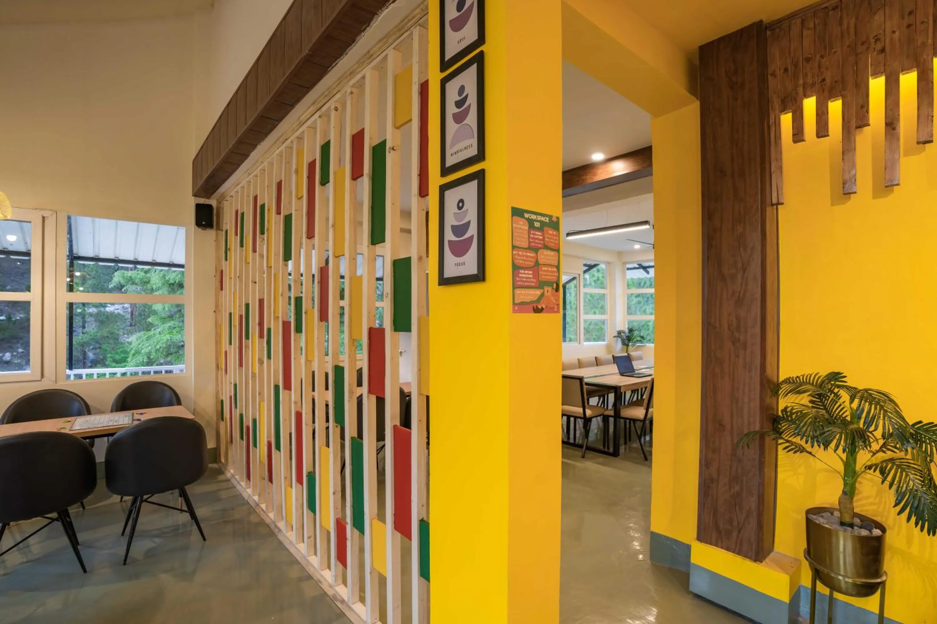 Communal lounge/ TV room in Zostel Kasol (Katagla)