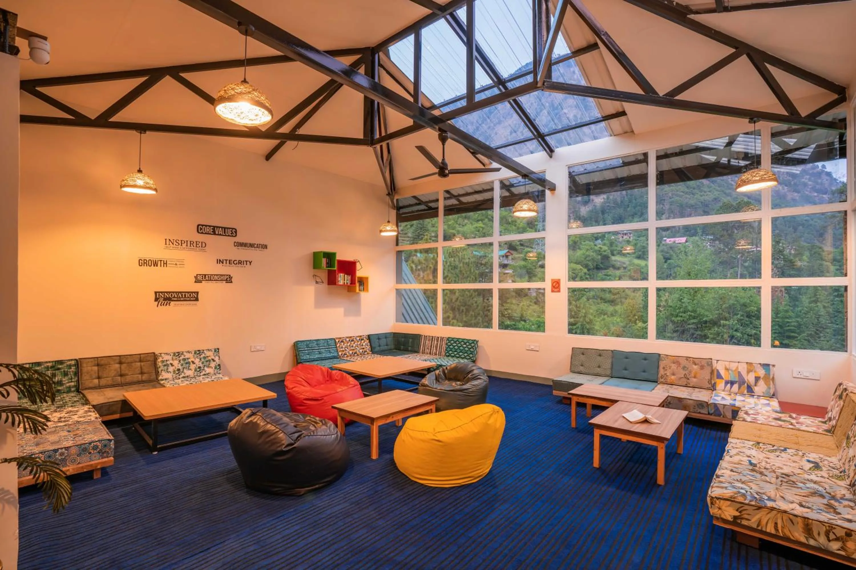 Living room in Zostel Kasol (Katagla)