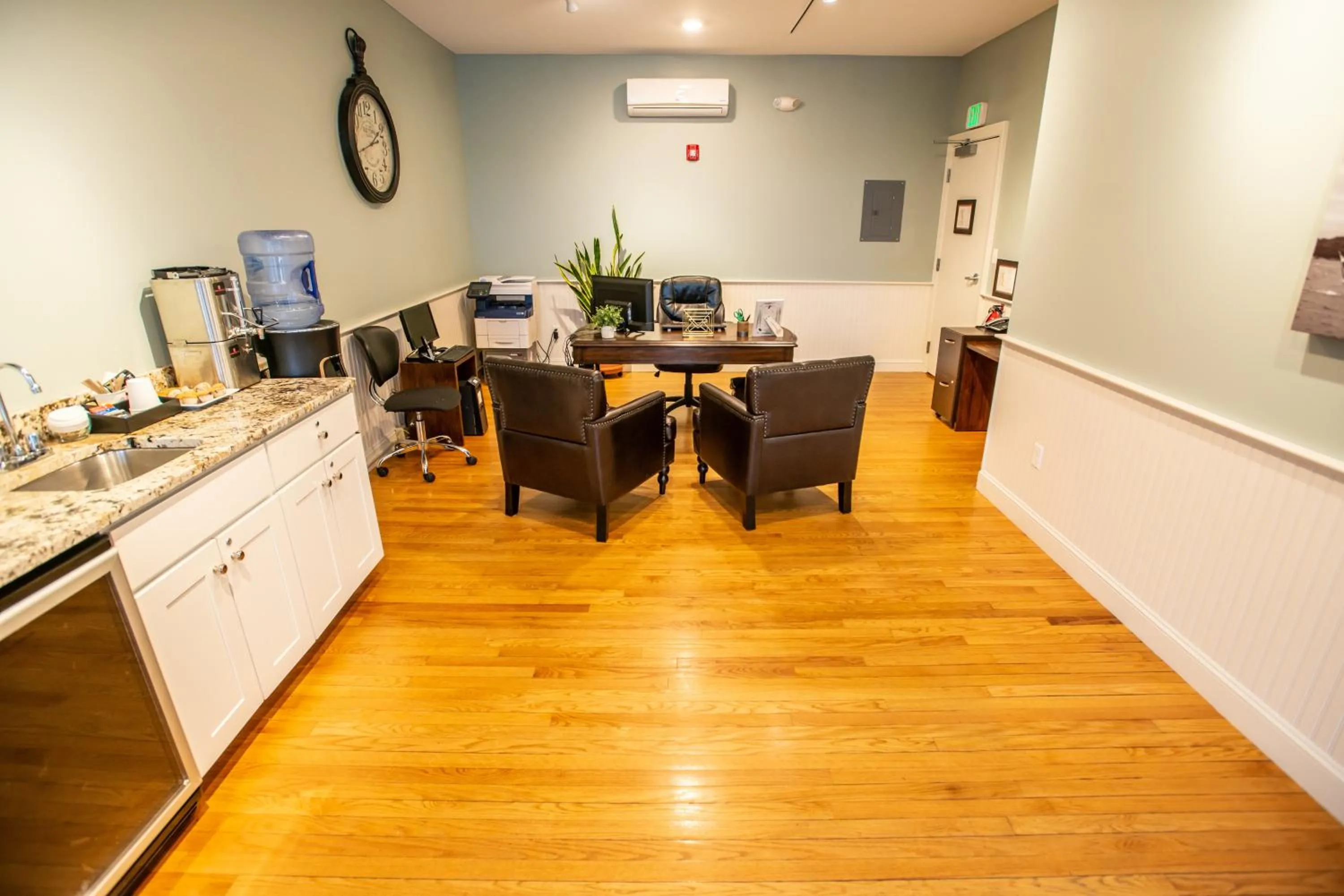 Lobby or reception in 84 Main