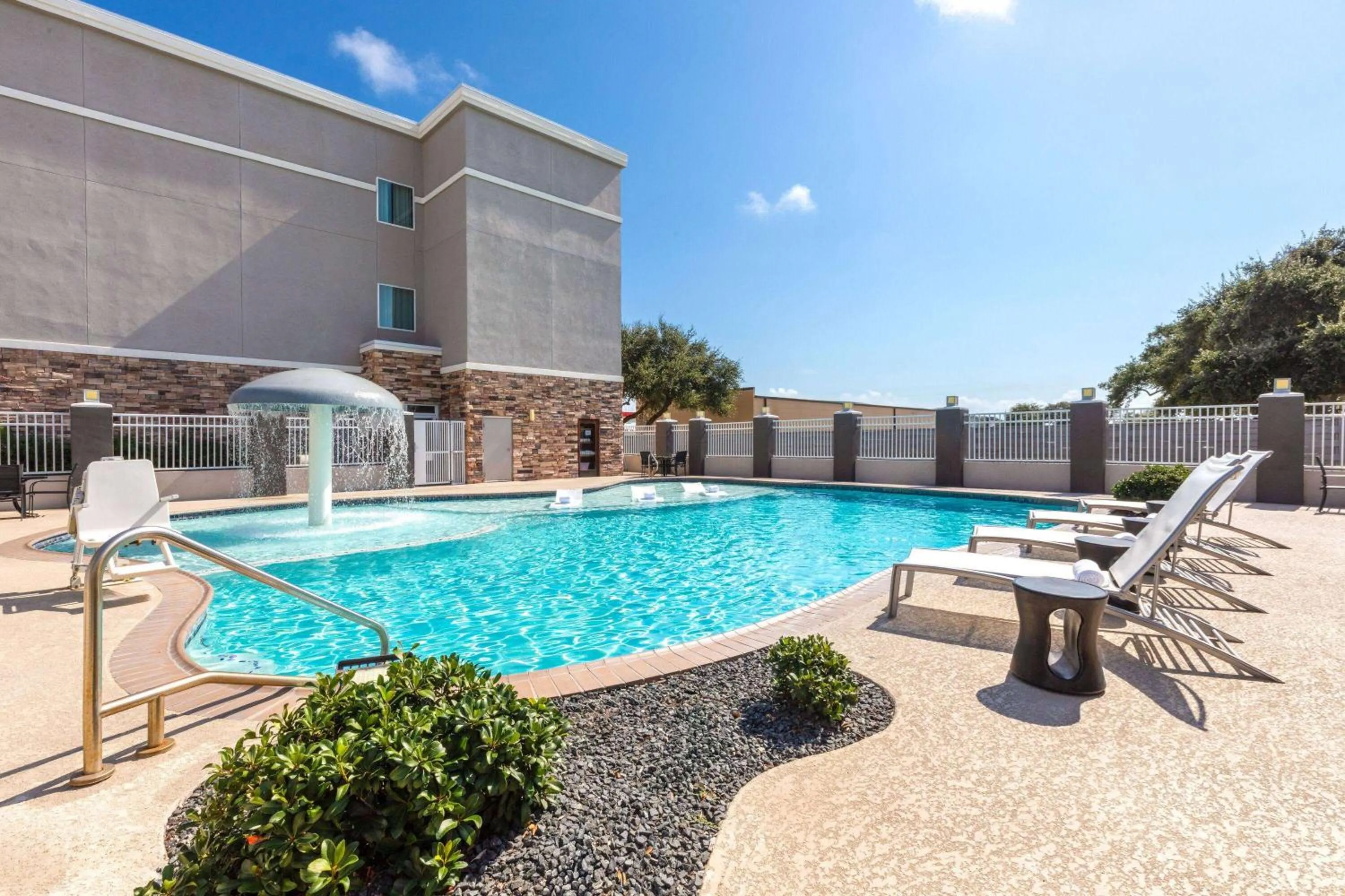 Swimming pool in La Quinta by Wyndham Rockport - Fulton