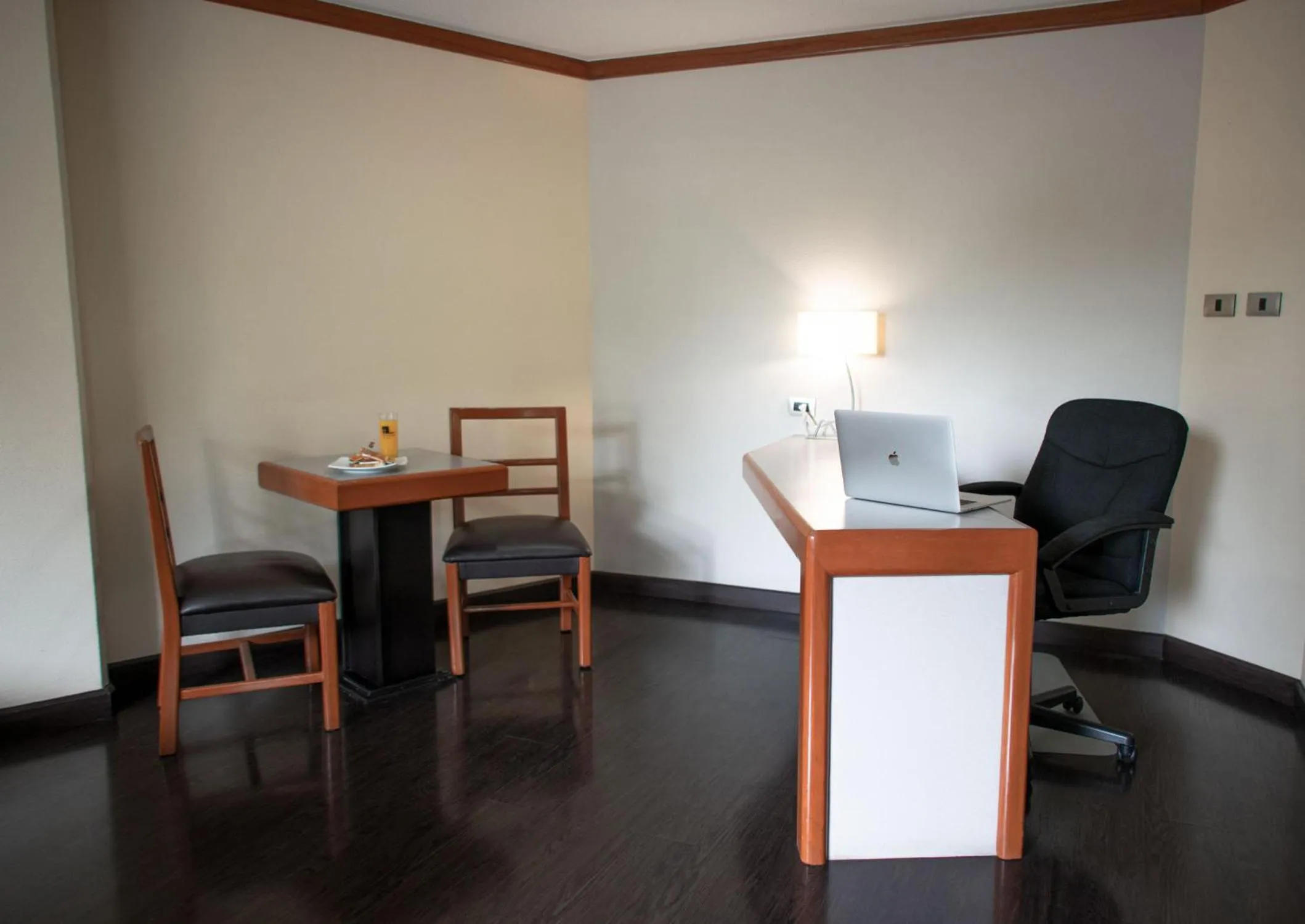 Photo of the whole room in Hotel Abastos Plaza