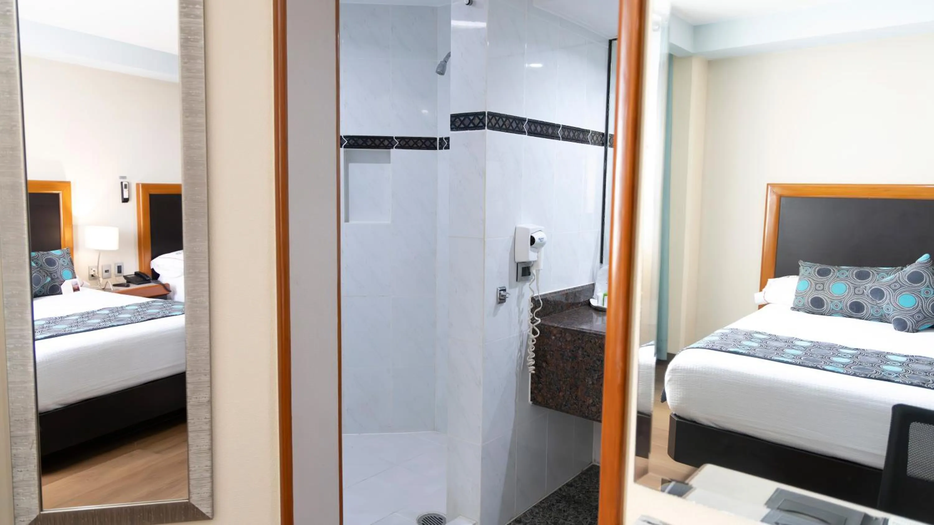 Photo of the whole room, Bed in Hotel Abastos Plaza