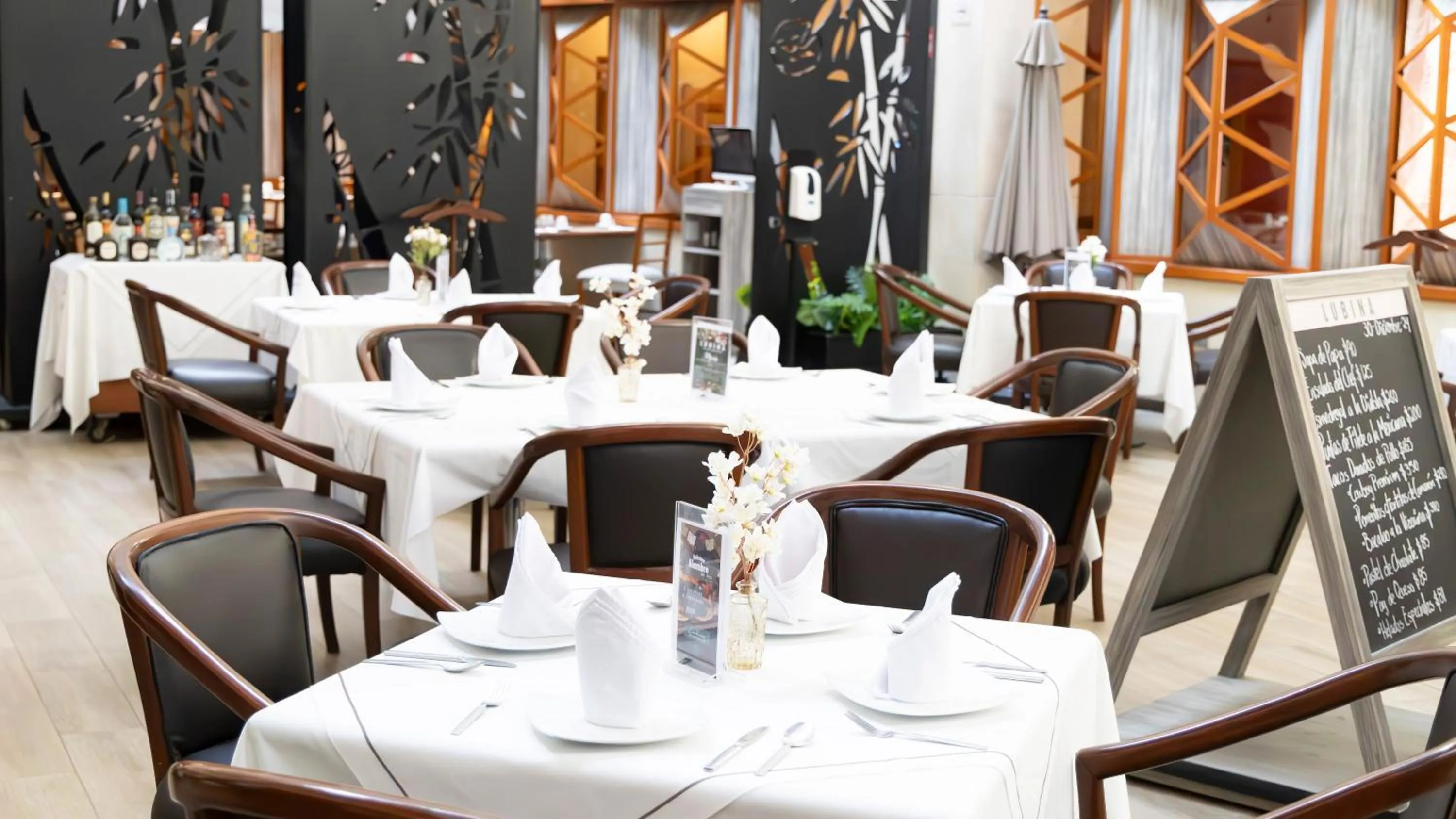 Restaurant/places to eat in Hotel Abastos Plaza