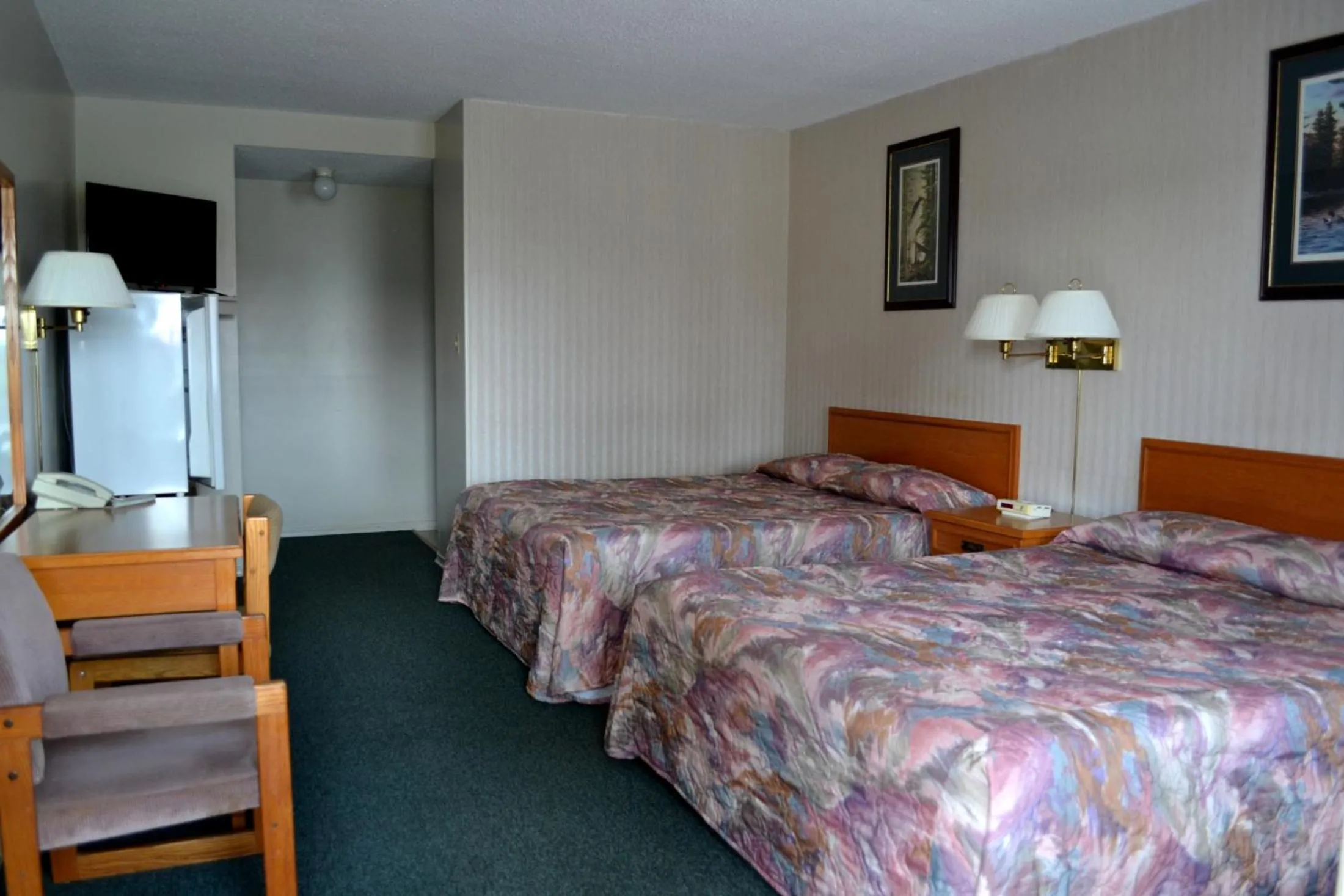 Living room, Bed in Lighthouse Motel