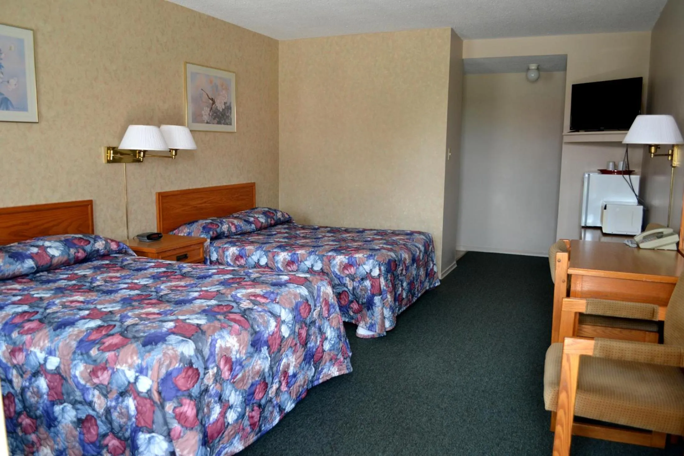 Living room, Bed in Lighthouse Motel