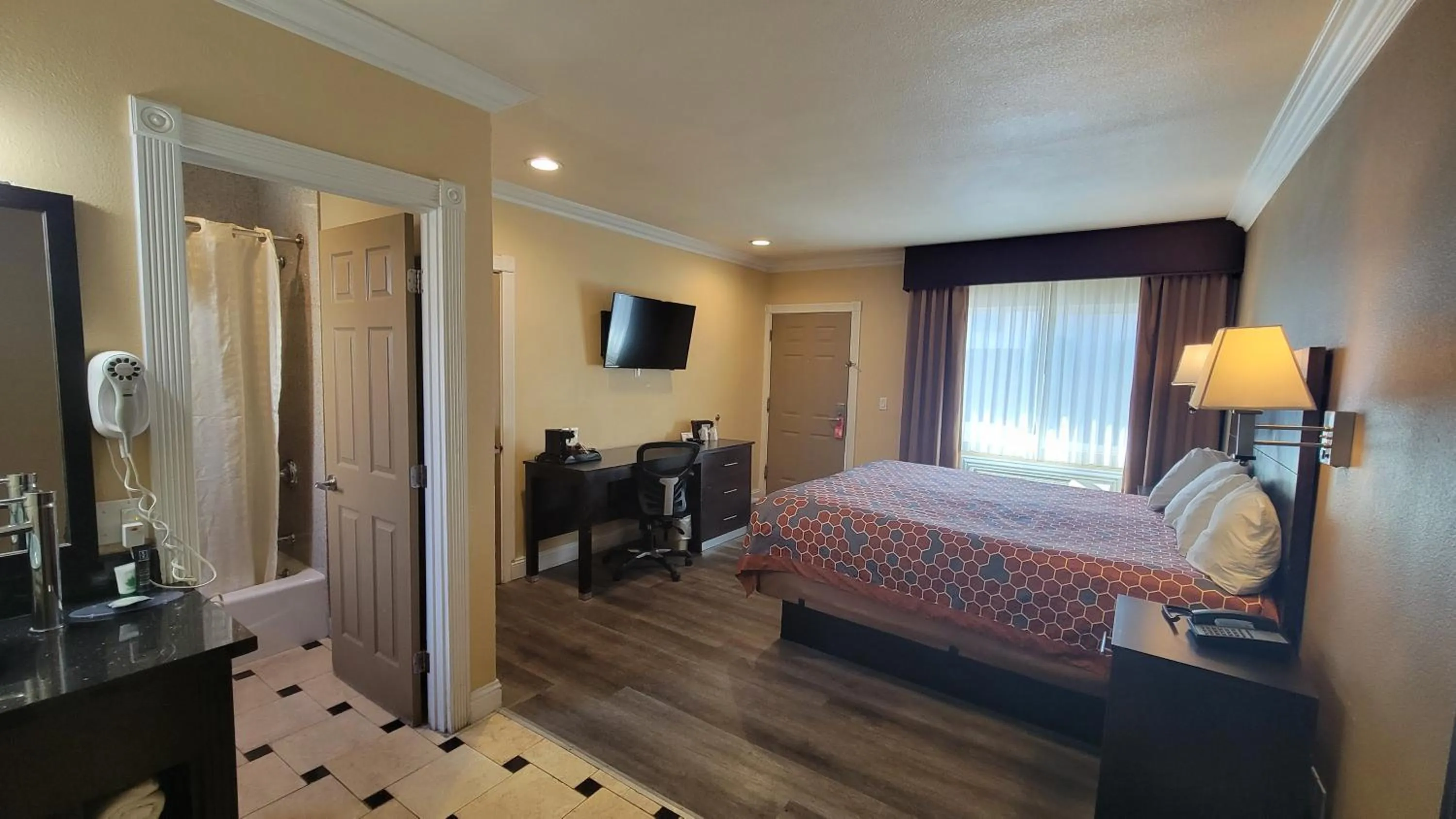 Bathroom, Bed in Marinwood Inn & Suites