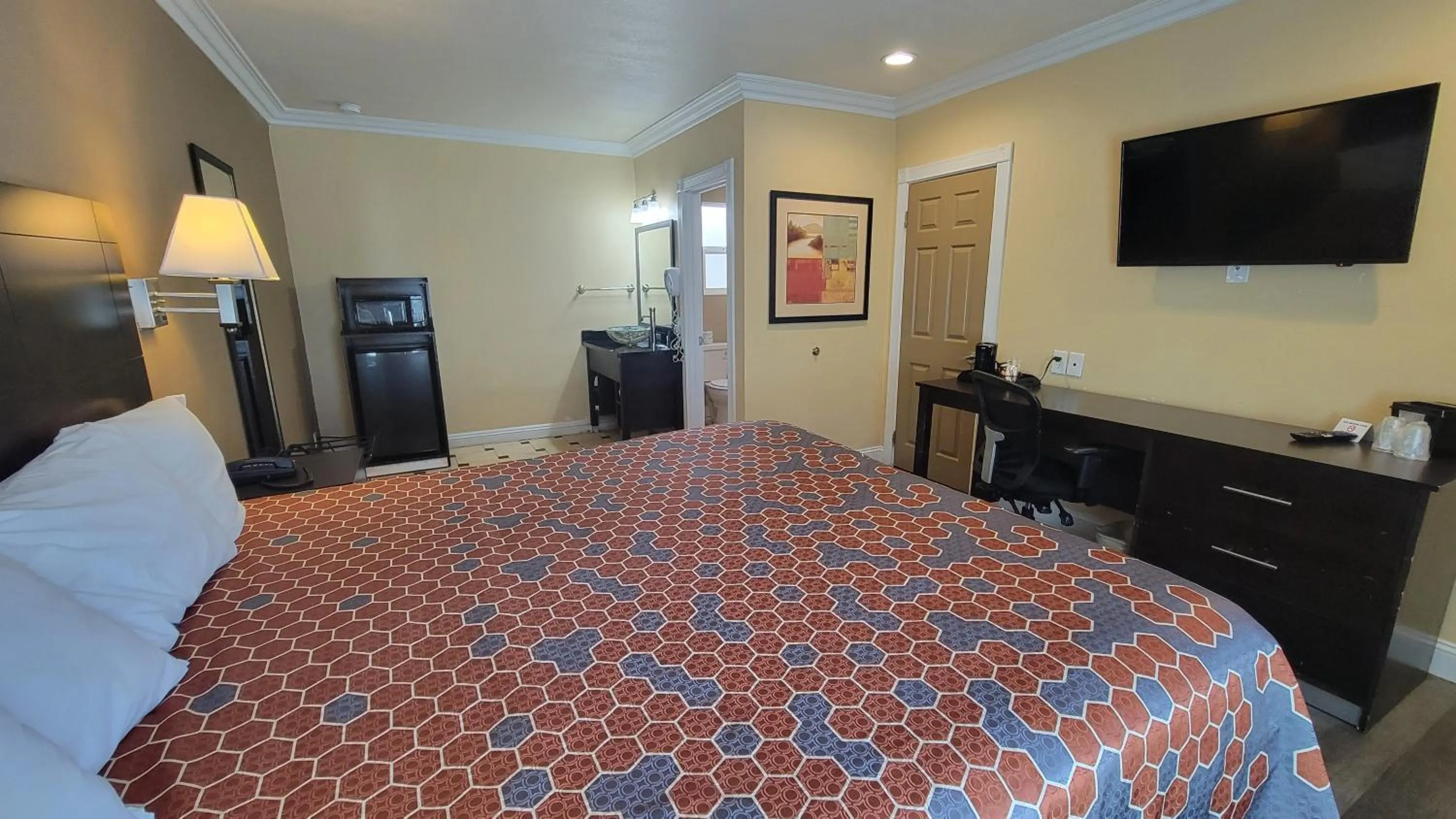 TV and multimedia, Bed in Marinwood Inn & Suites