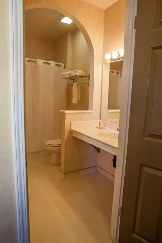 Shower in Marinwood Inn & Suites