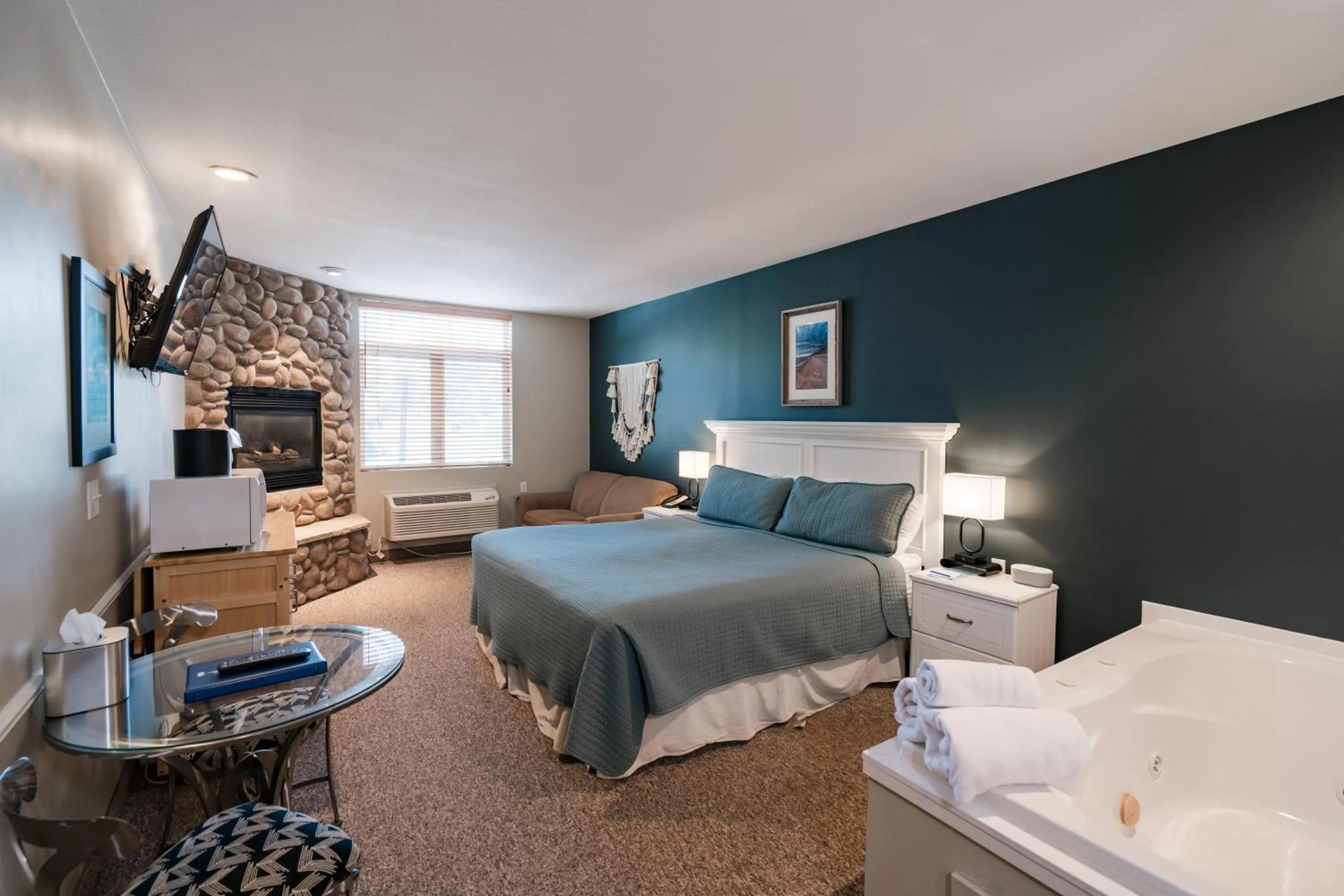 Dining area, Bed in Weathervane Inn