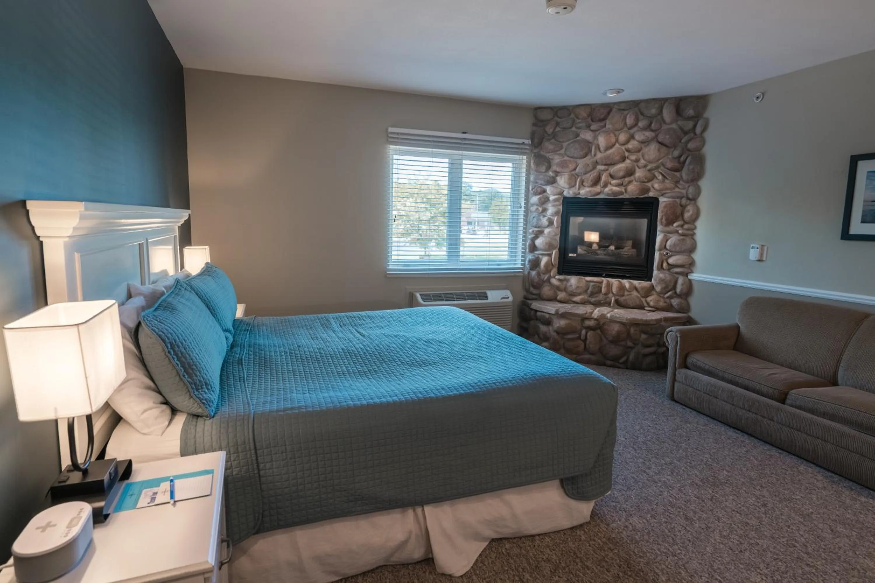 Bedroom, Bed in Weathervane Inn