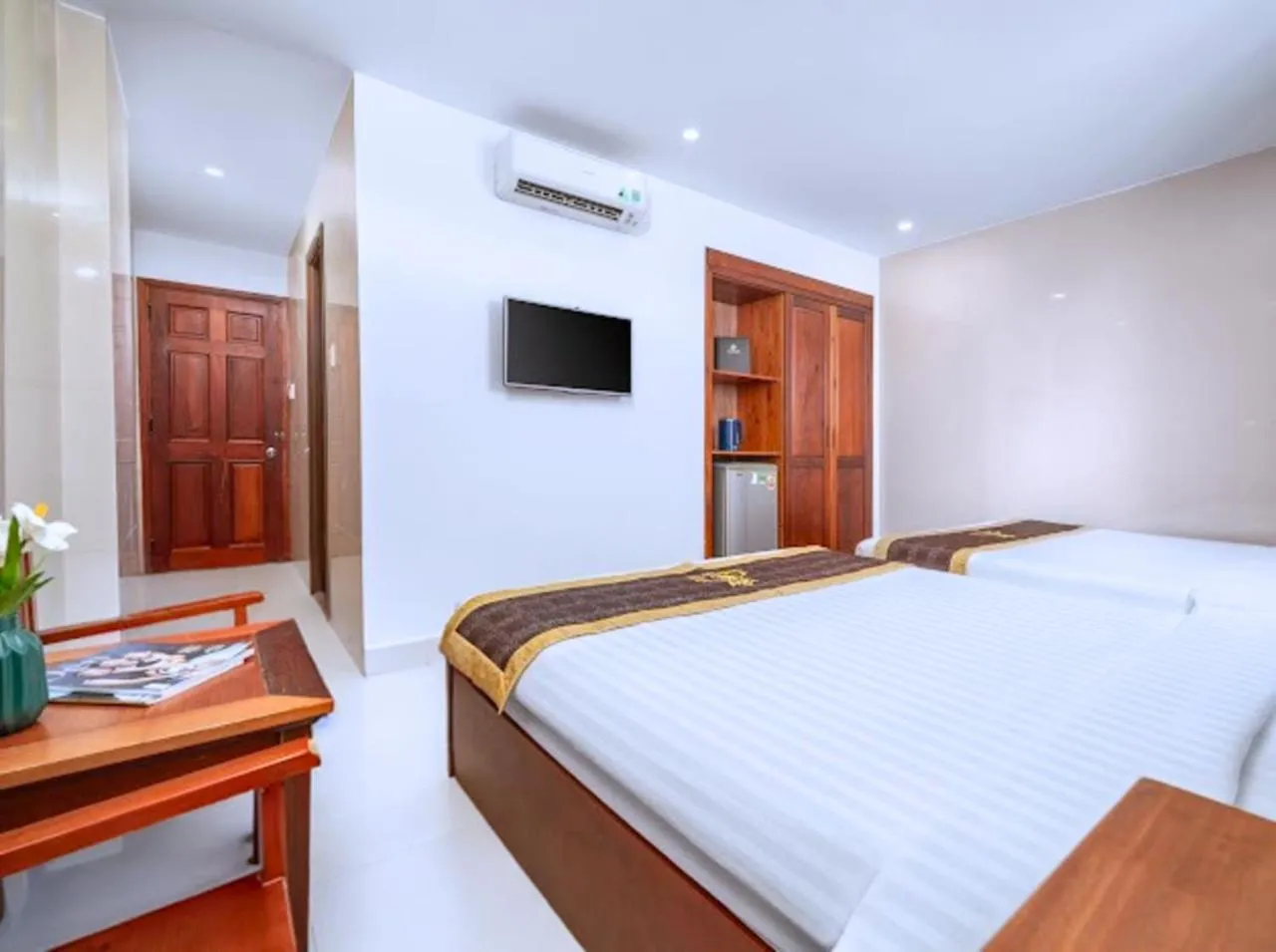 Communal lounge/ TV room, Bed in Dubai Hotel