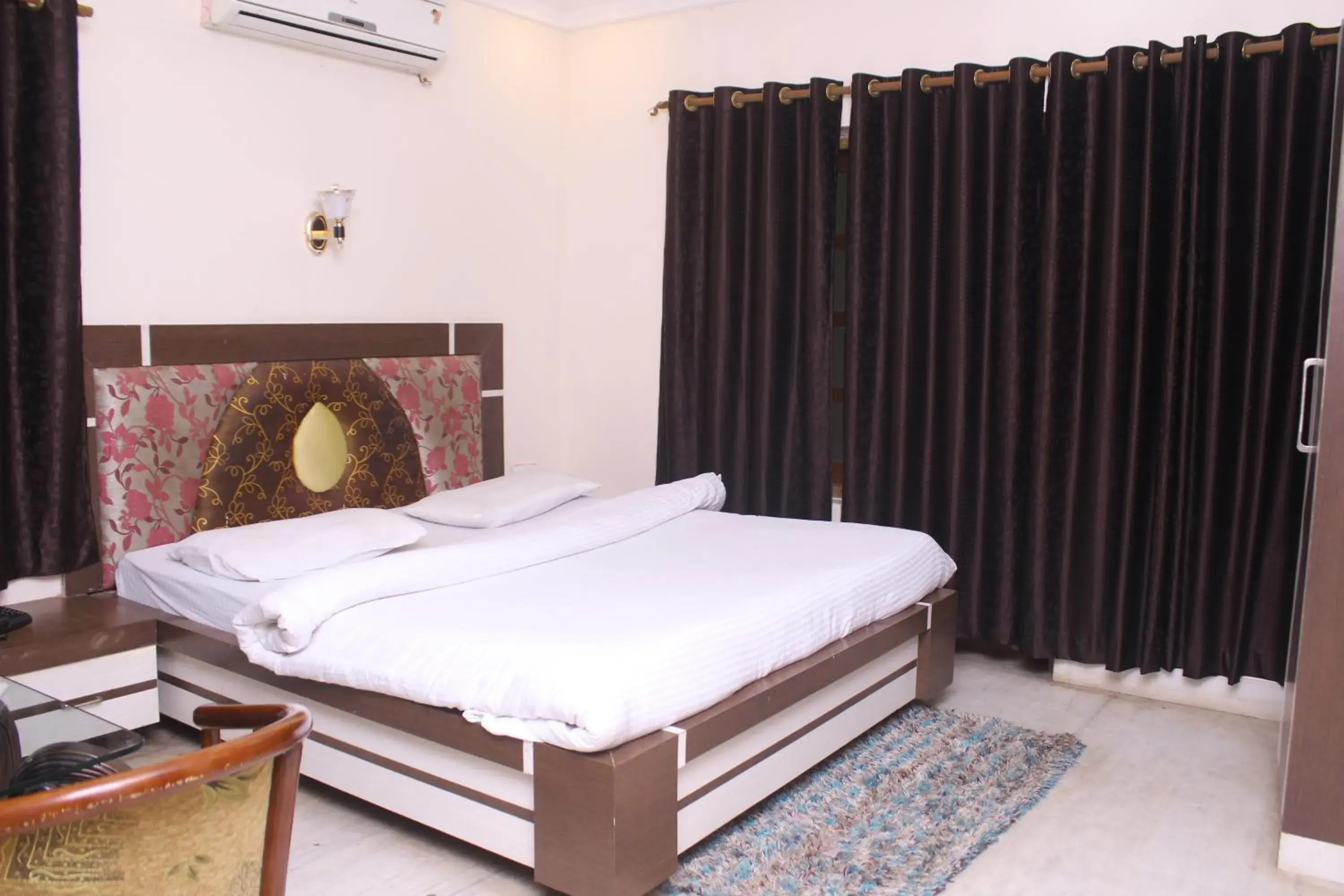 Deluxe Room - single occupancy in ROYAL CHETAN INN Deluxe Room - single occupancy in ROYAL CHETAN INN