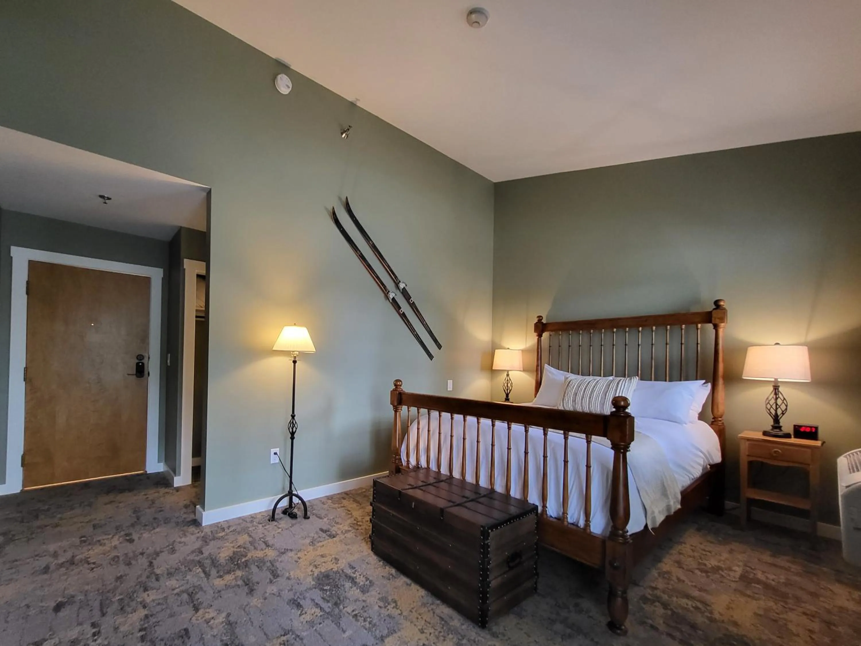 Photo of the whole room, Bed in The Stowe Village Inn