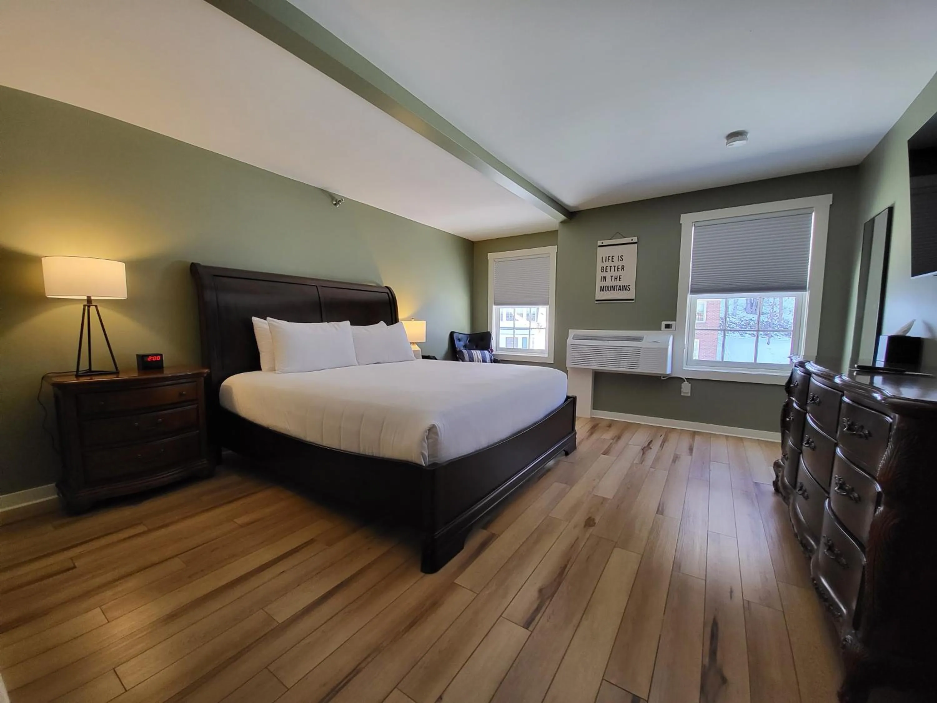 Photo of the whole room, Bed in The Stowe Village Inn