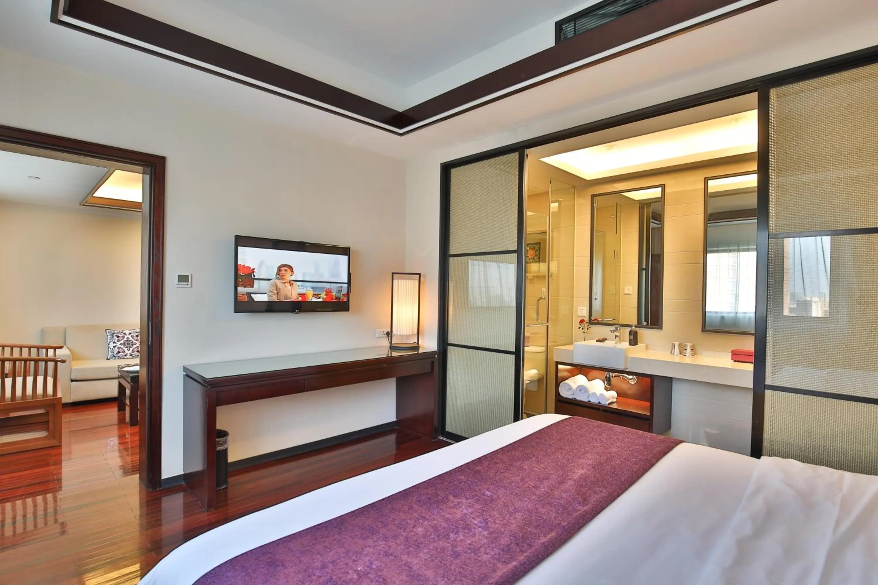 Photo of the whole room, Bed in SSAW Boutique Hotel Shanghai Hongkou