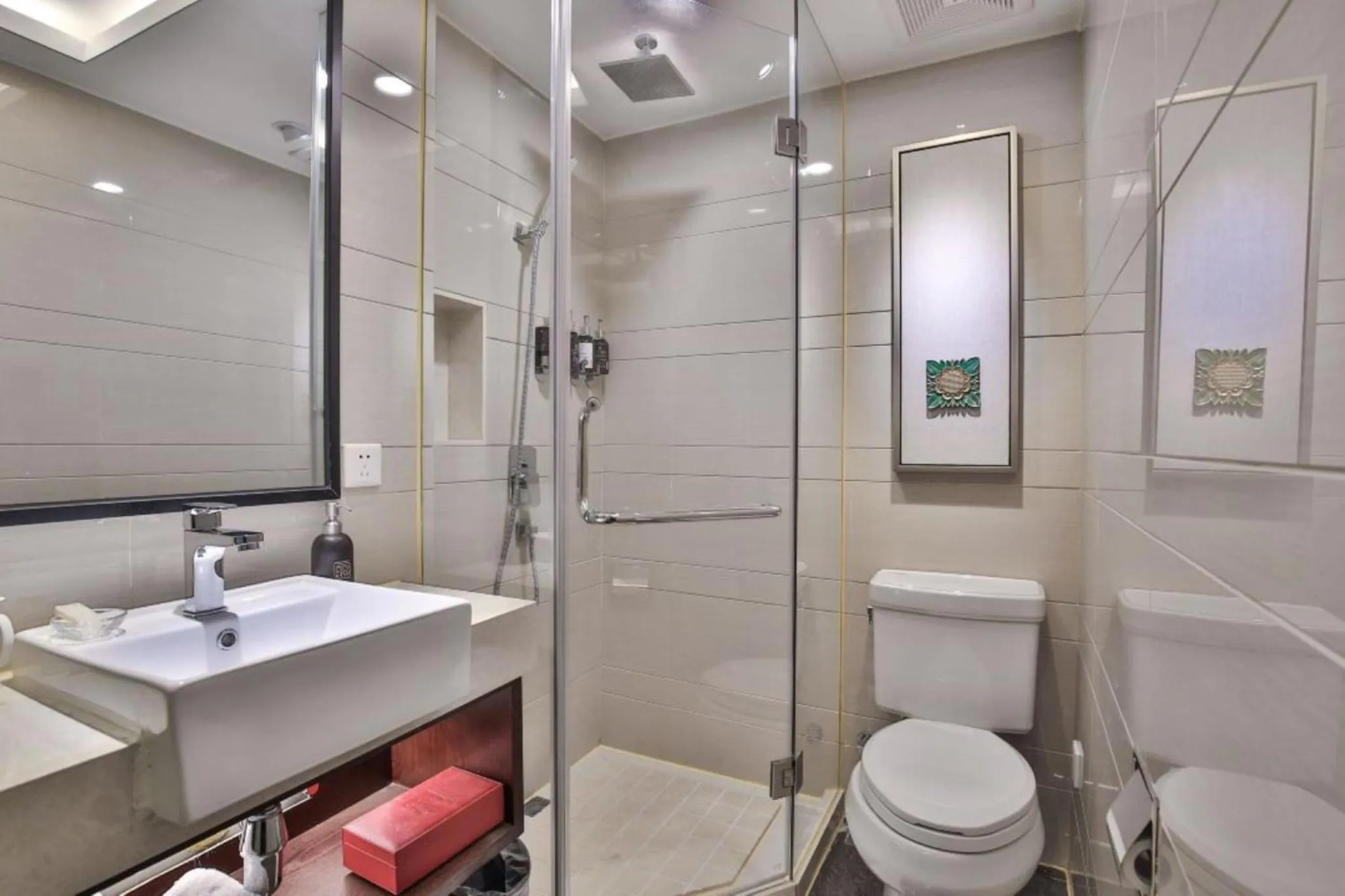 Shower in SSAW Boutique Hotel Shanghai Hongkou