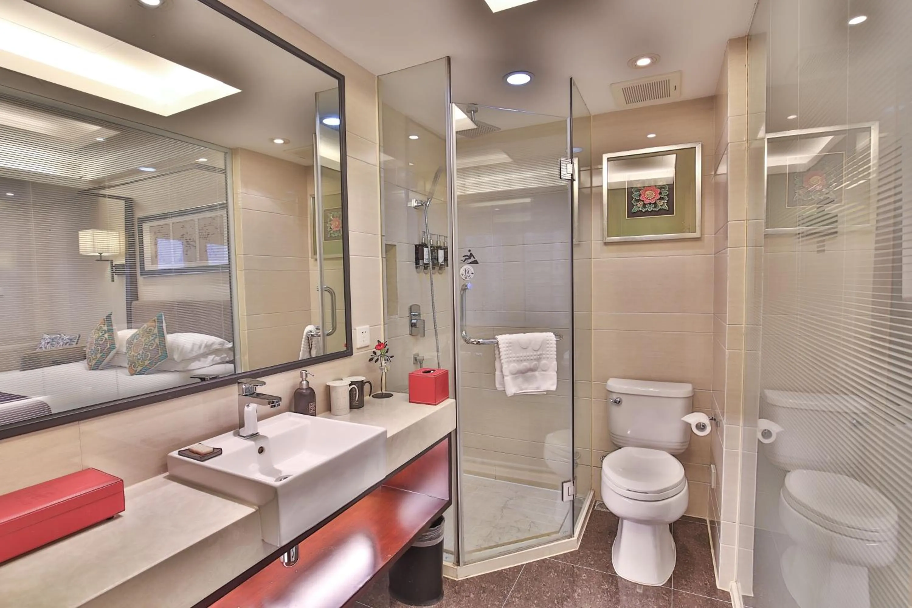 Shower in SSAW Boutique Hotel Shanghai Hongkou