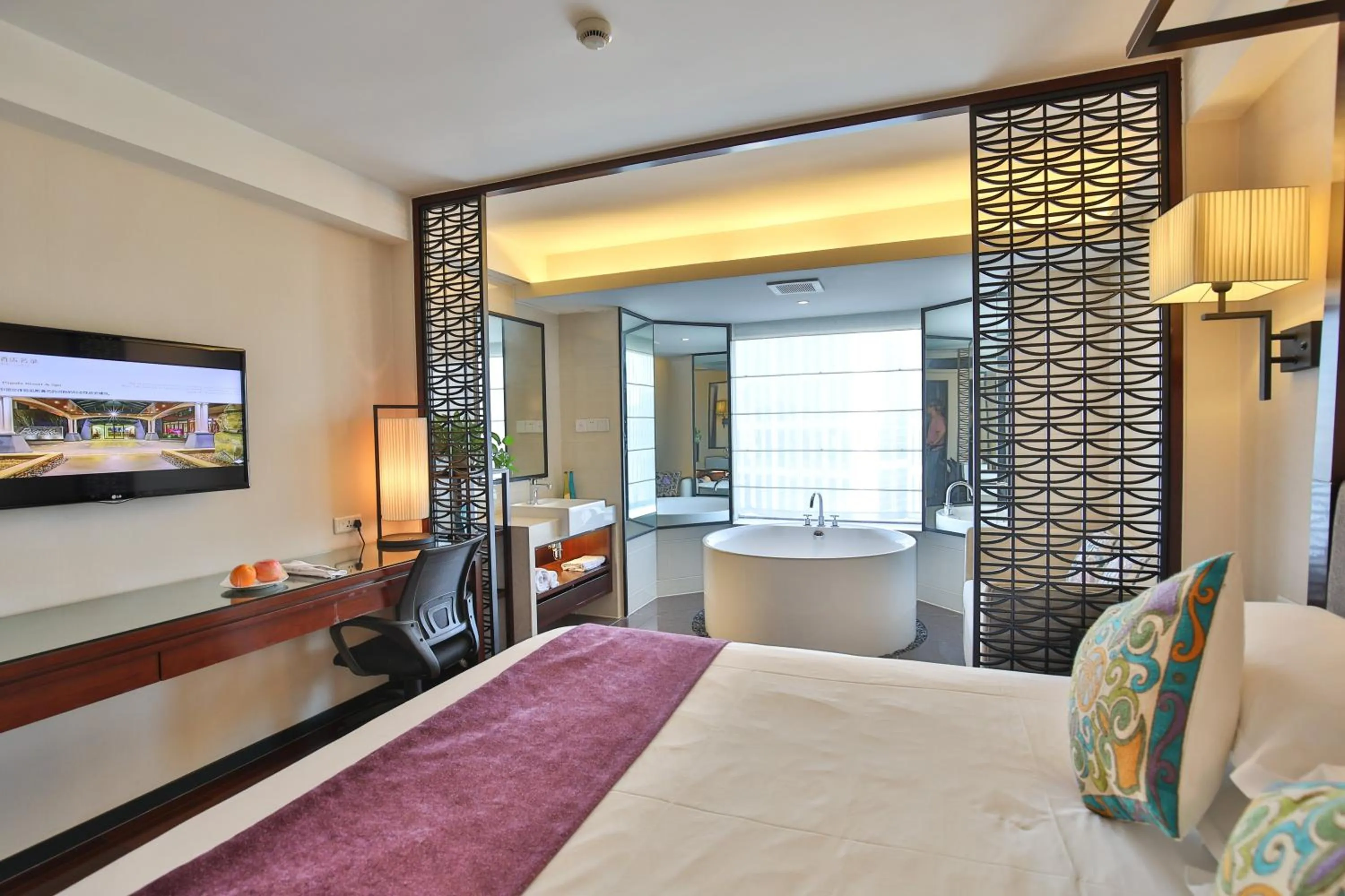 Photo of the whole room, Bed in SSAW Boutique Hotel Shanghai Hongkou