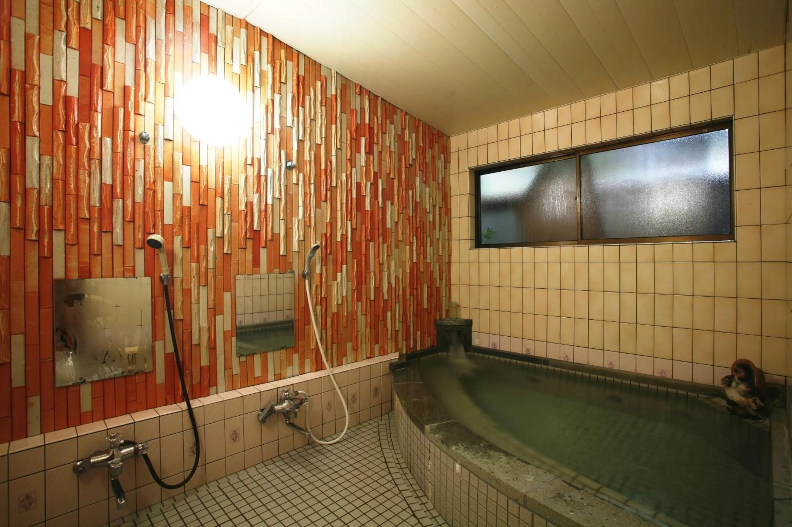 Hot Tub in Tabinoyado Kiunsoh