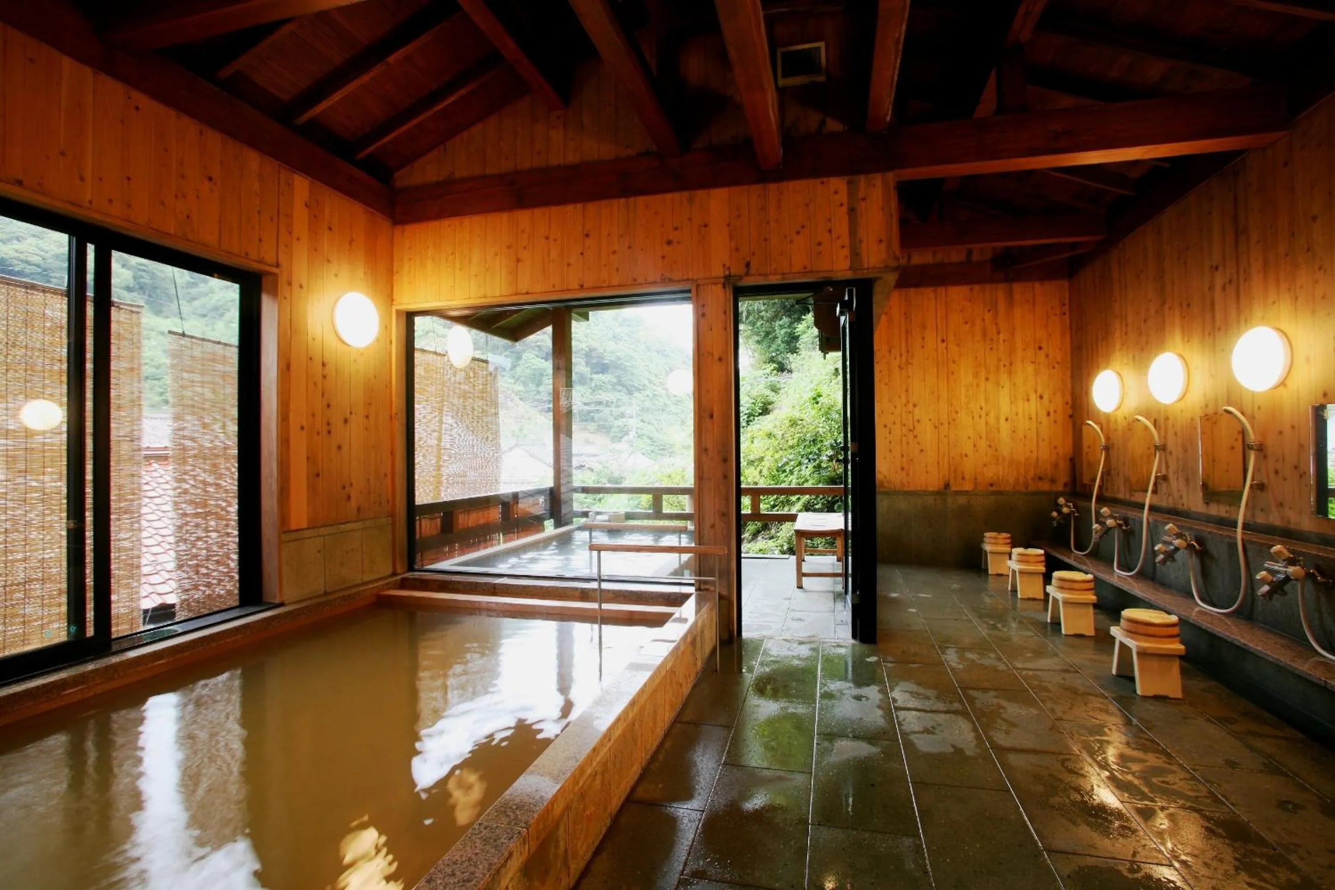 Hot Spring Bath in Tabinoyado Kiunsoh