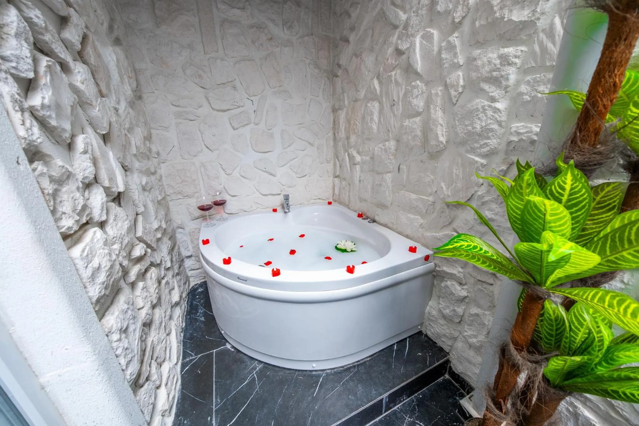 Hot Tub in Mrt Suites Lara