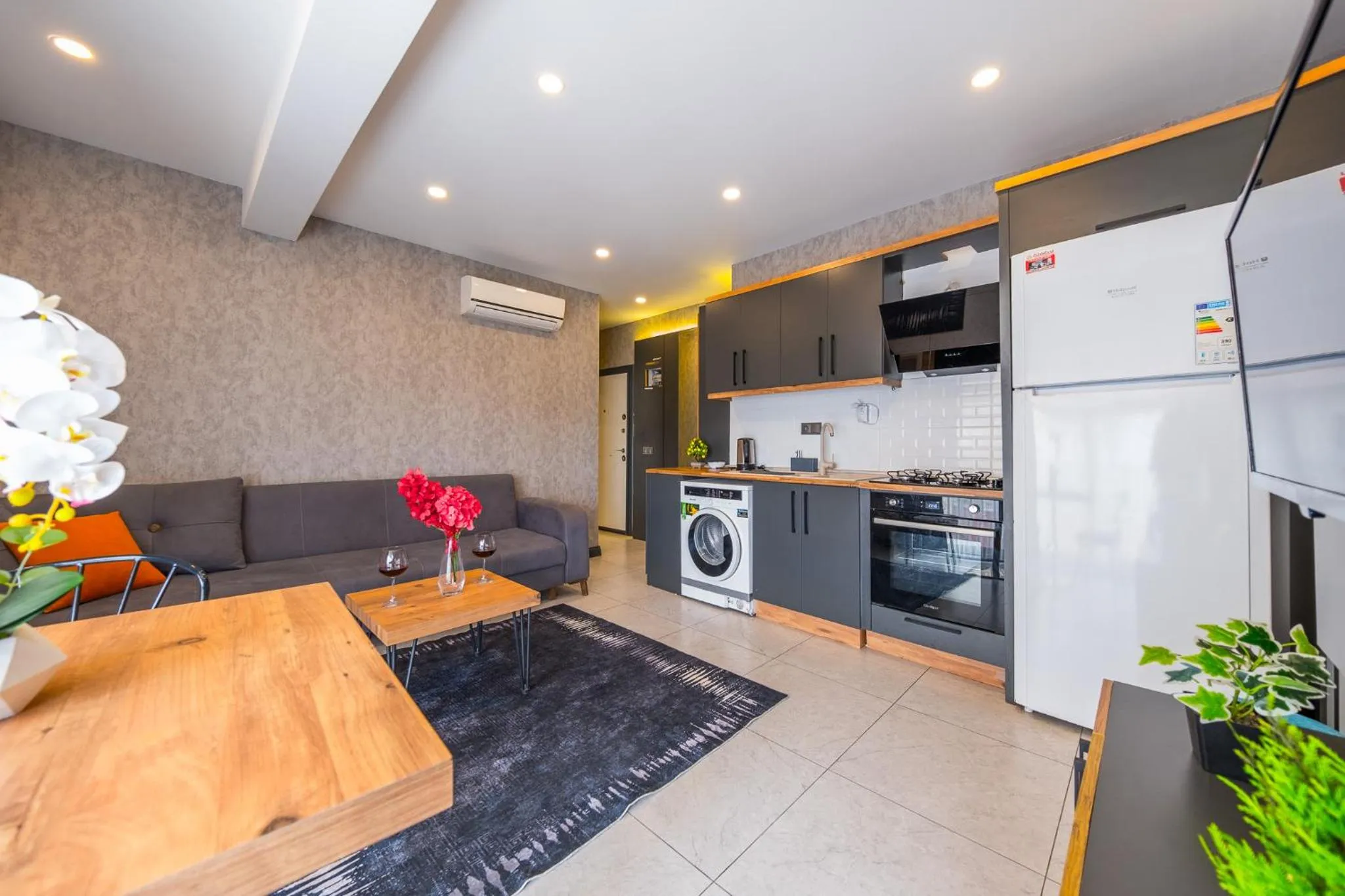 Kitchen or kitchenette in Mrt Suites Lara