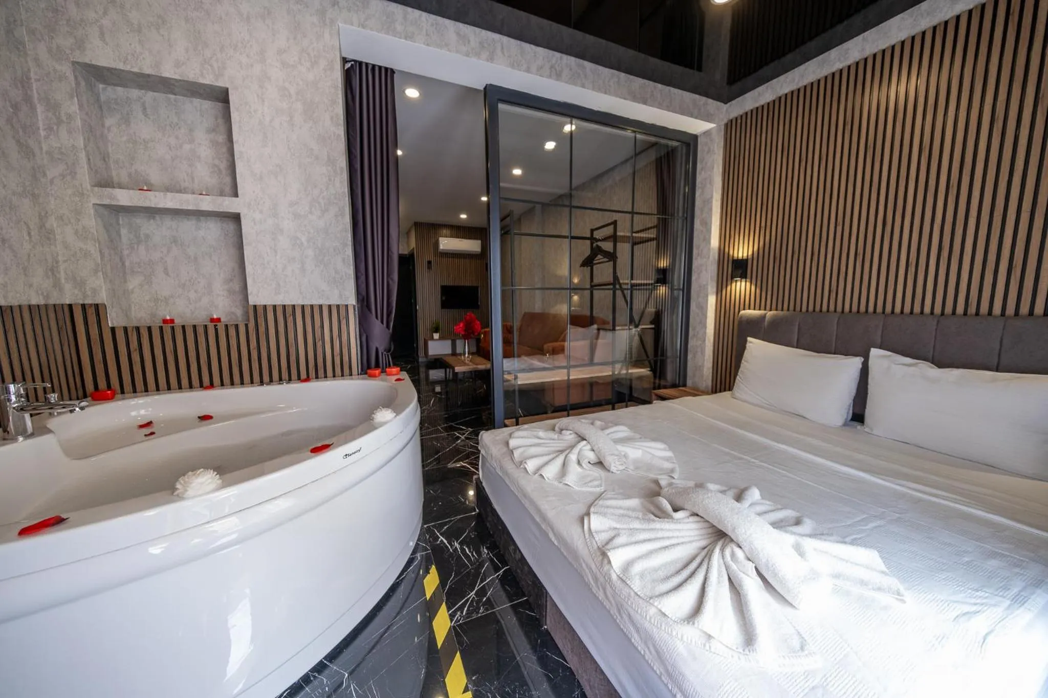 Hot Tub, Bed in Mrt Suites Lara