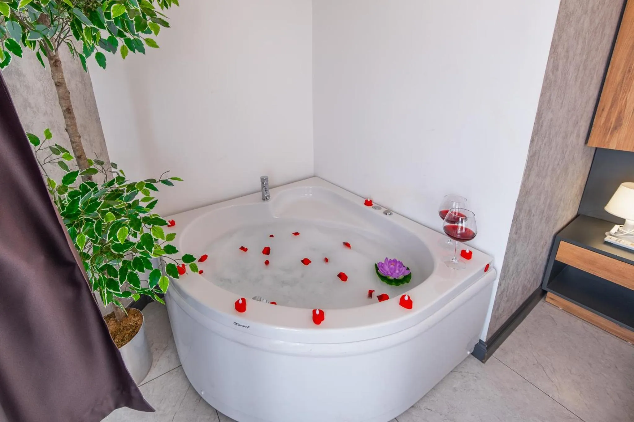 Hot Tub in Mrt Suites Lara