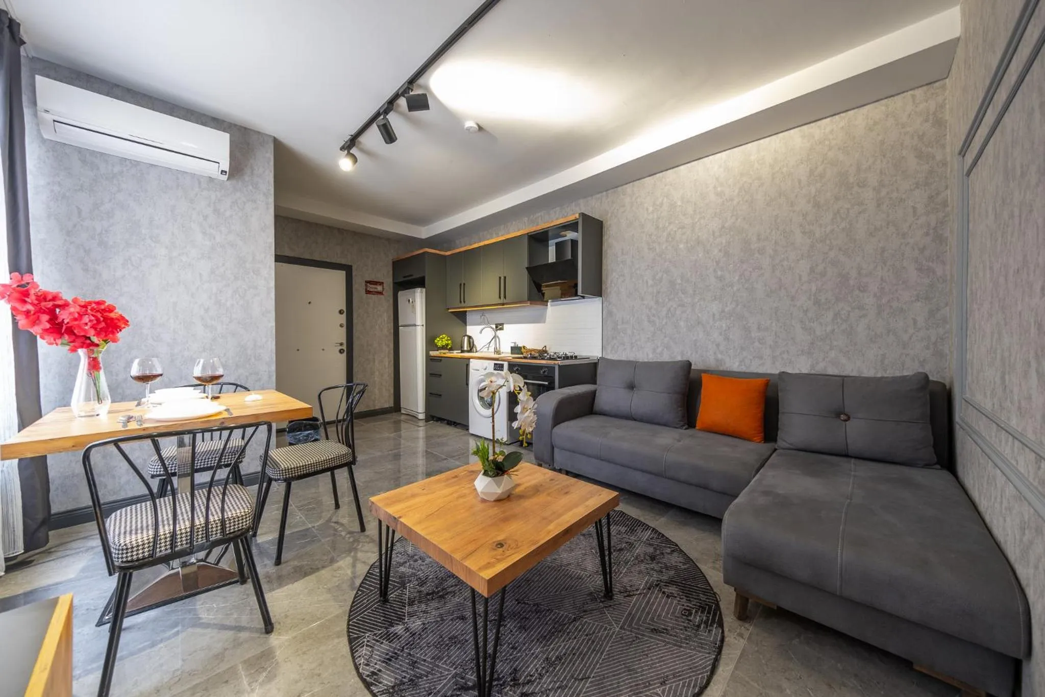 Kitchen or kitchenette in Mrt Suites Lara