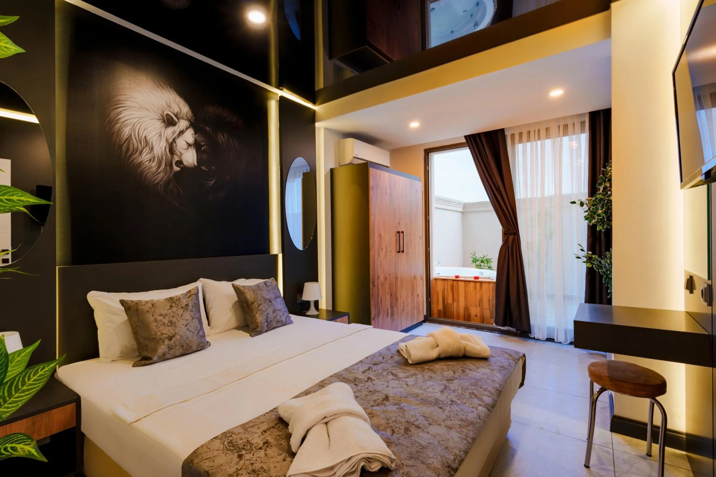 Massage, Bed in Mrt Suites Lara