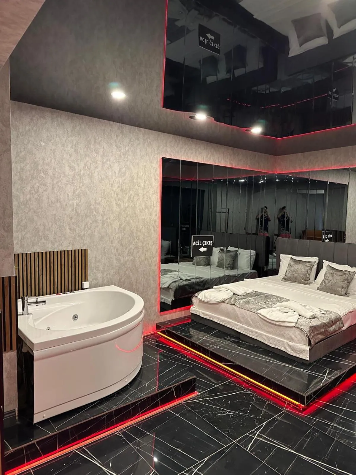 Hot Tub, Bed in Mrt Suites Lara