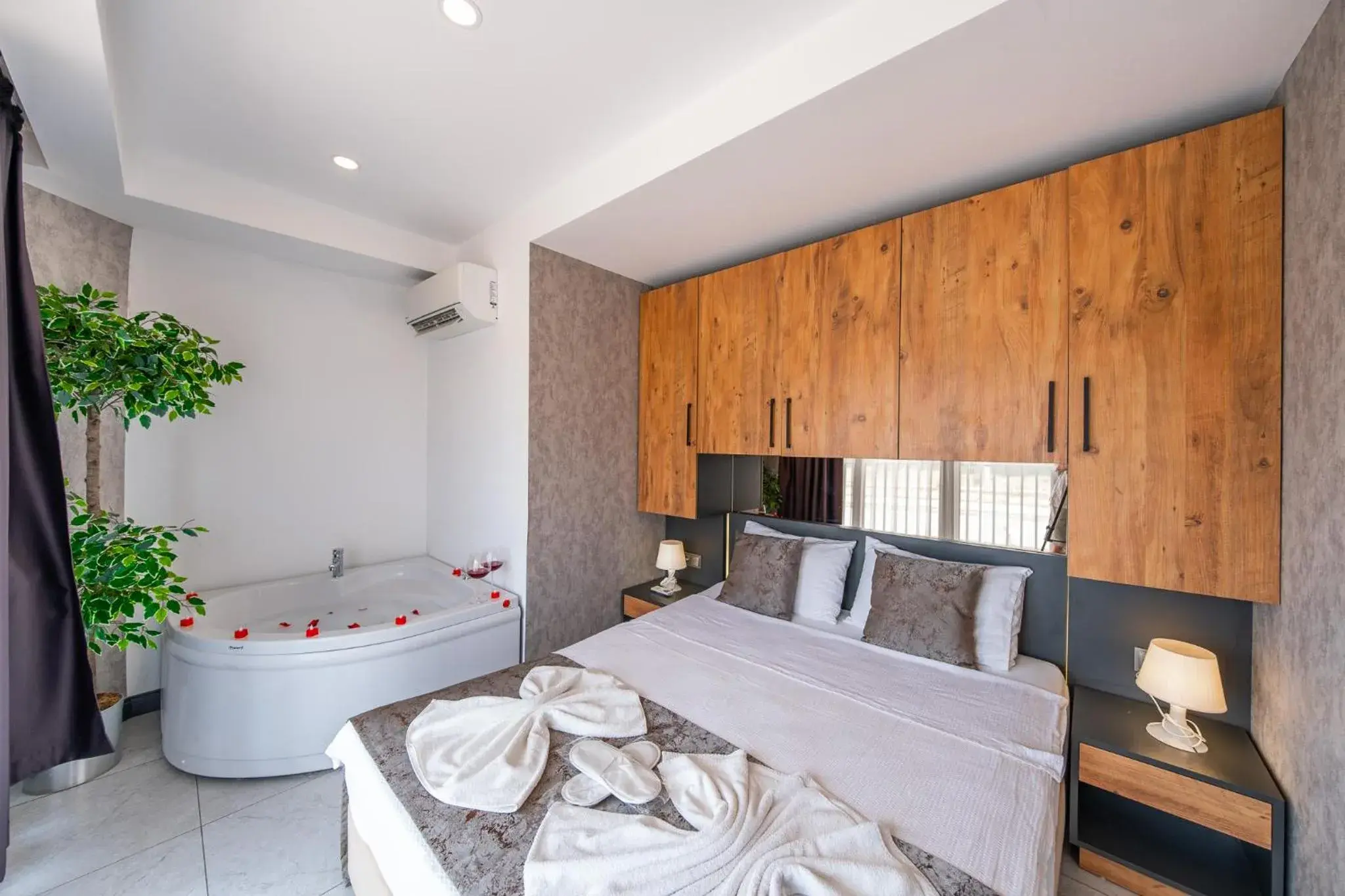 Deluxe Suite with Spa Bath in Mrt Suites Lara Deluxe Suite with Spa Bath in Mrt Suites Lara