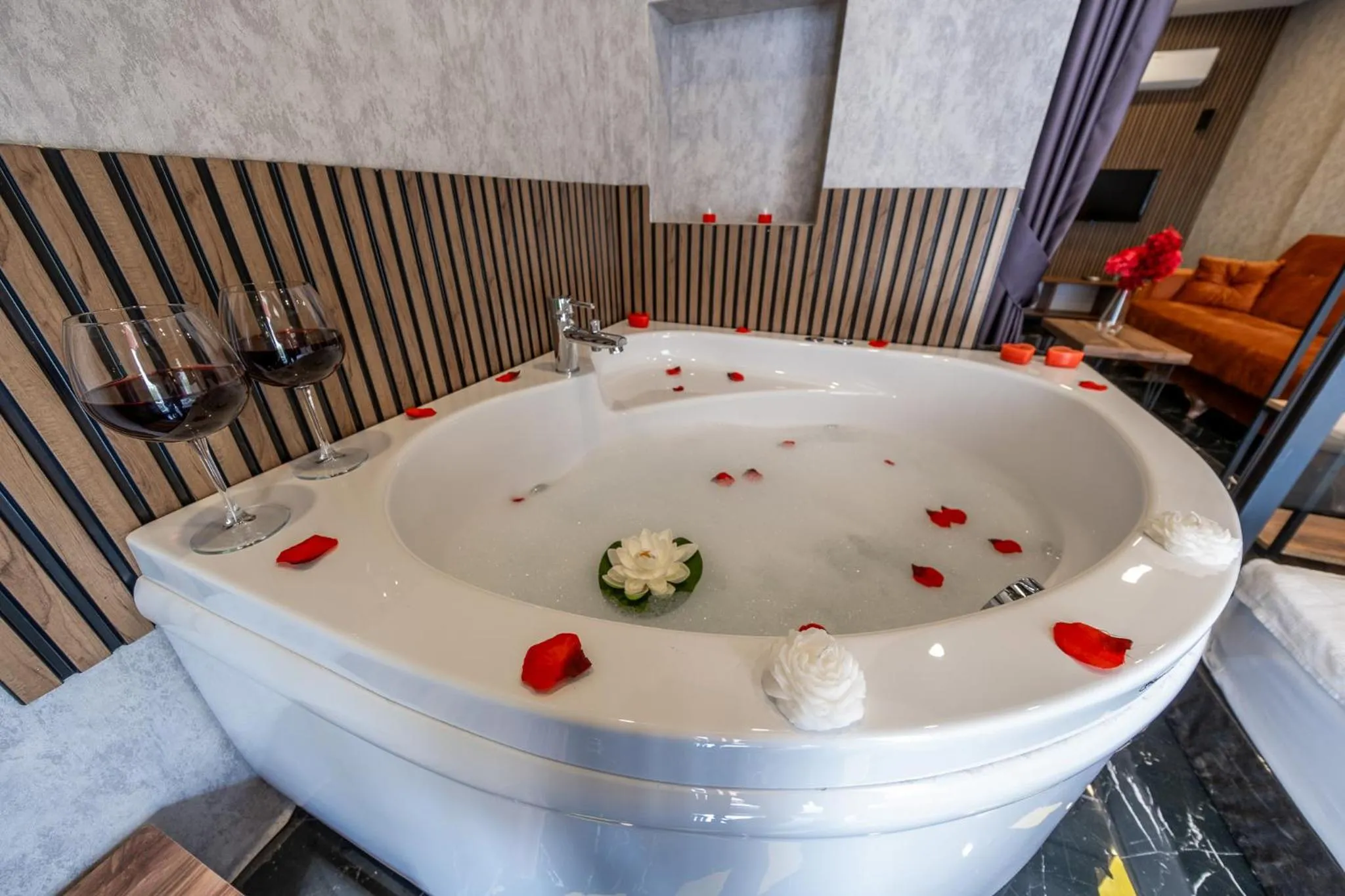 Hot Tub in Mrt Suites Lara