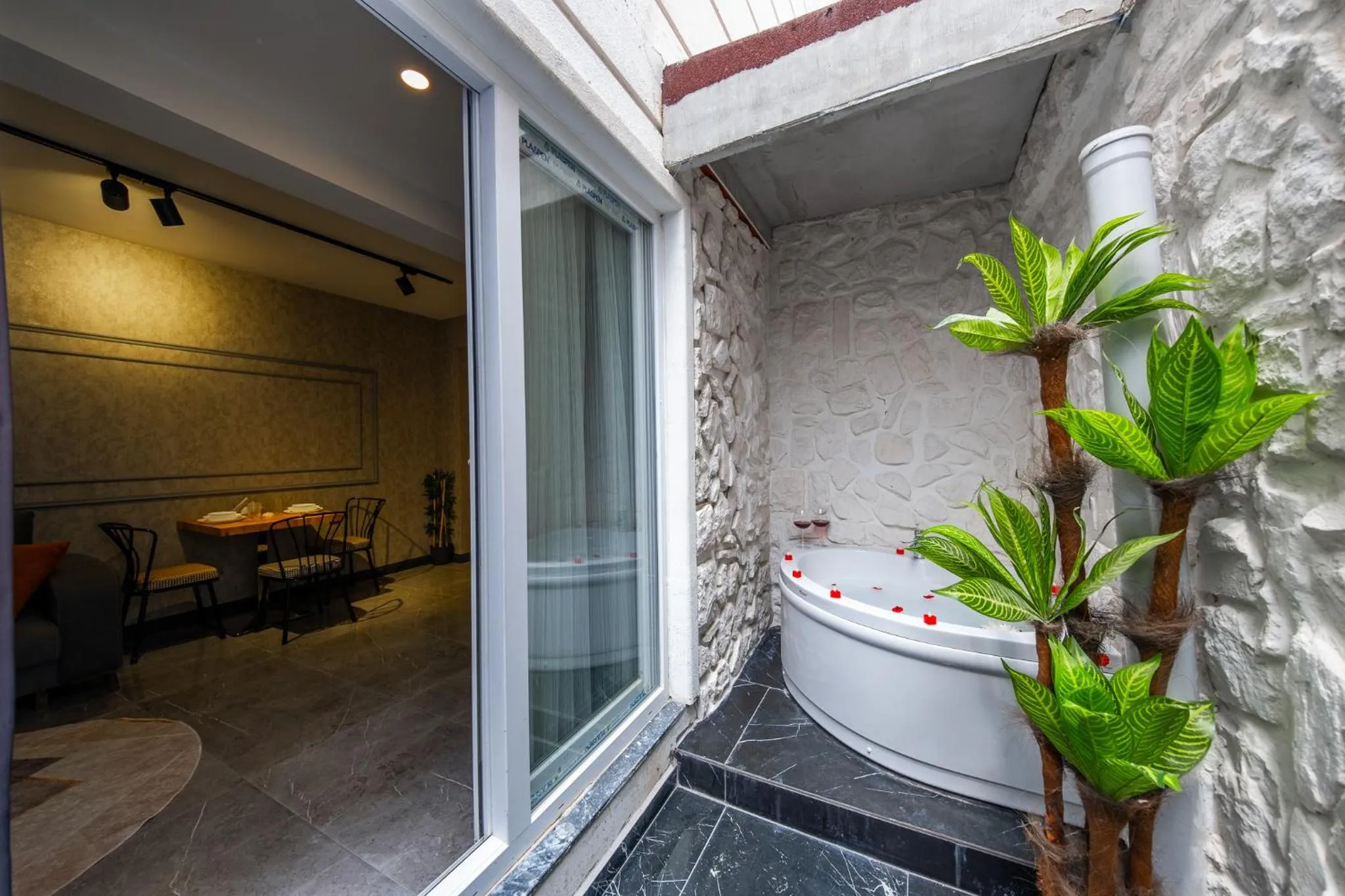 Hot Tub in Mrt Suites Lara